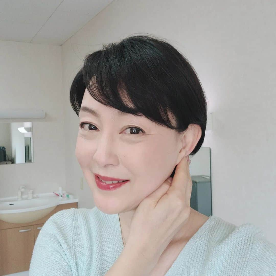 床嶋佳子さんのインスタグラム写真 - (床嶋佳子Instagram)「今晩は！ 今日は暑いくらいでしたね！☀️💦 花粉症の方は大変でしたでしょう！😷💦 私は今薬が切れてきてくしゃみ🤧の嵐です。😰  本日は撮影でした！お昼は何とか涼しげな顔をしています。😆 お弁当はチキンのグリルなかなかボリューミーでした。😂」3月9日 20時14分 - yoshiko.tokoshima