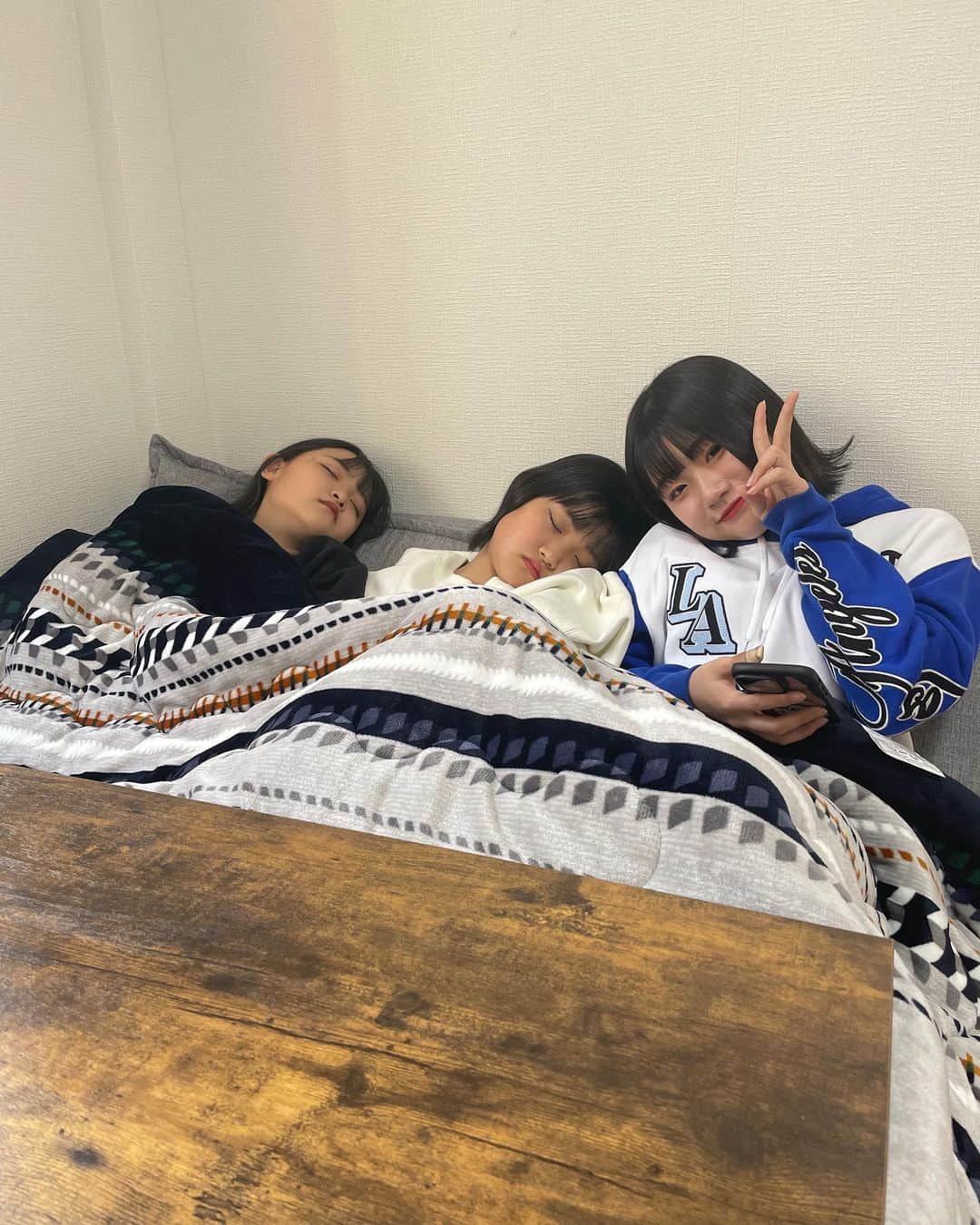 atukiyoさんのインスタグラム写真 - (atukiyoInstagram)「撮影の休憩中のオフショット。 まこあこはガチ寝してました（笑