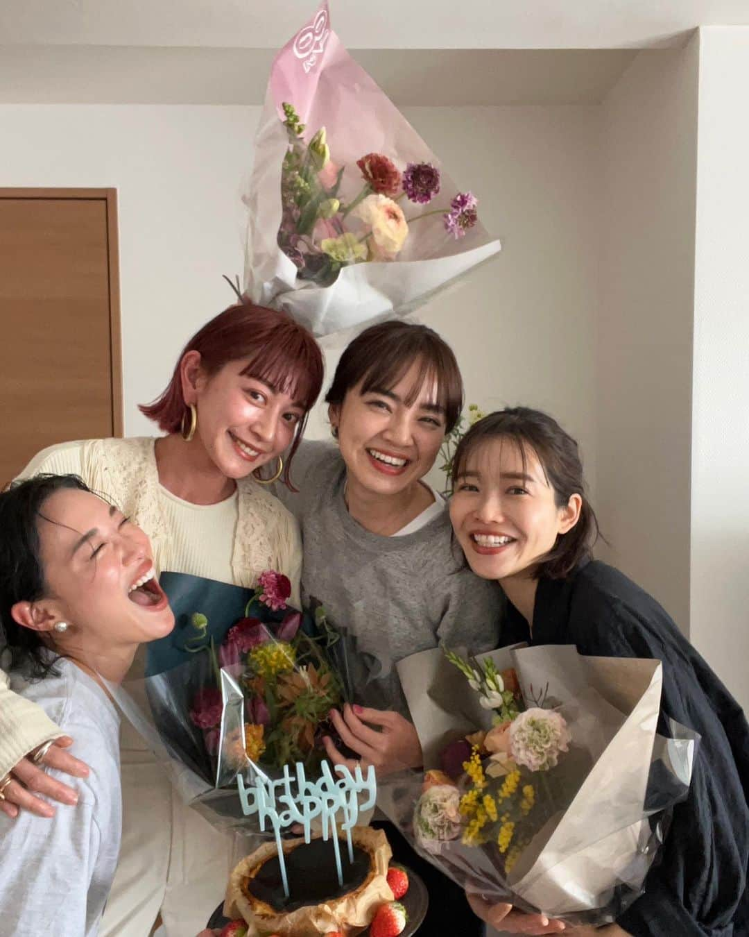 春名亜美さんのインスタグラム写真 - (春名亜美Instagram)「@inohanachihiro ちゃんの素敵HOUSEで新年会🥂 #おっそ  ちーちゃんがタッカンマリやサラダ作ってくれてて、 @mami_ishioka はキンパを3種類も作って来てくれて、 @emilybluejewelry ちゃんは到着して、パパパっとお洒落なおつまみを作ってくれました🥺  私は、お誕生日だった2人がいたので、バスクチーズケーキを作っていきました🎂  そしたら… おまみが私にもめちゃくちゃ可愛いお花をお誕生日プレゼントにくれた🥺💐  それぞれに合う花束にしてくれたみたいで、本当に素敵だった🥺  お喋りに夢中になってて、ふと時計を見たら、「えっ！もう帰らないと💦💦」ってなり、そこからのみんなの慌てっぷりったら😇  いつも時間足りない  みんなの美味しいお料理で胃袋が満たされた、そんな幸せな日でした🕊」3月9日 22時59分 - amiharunaami