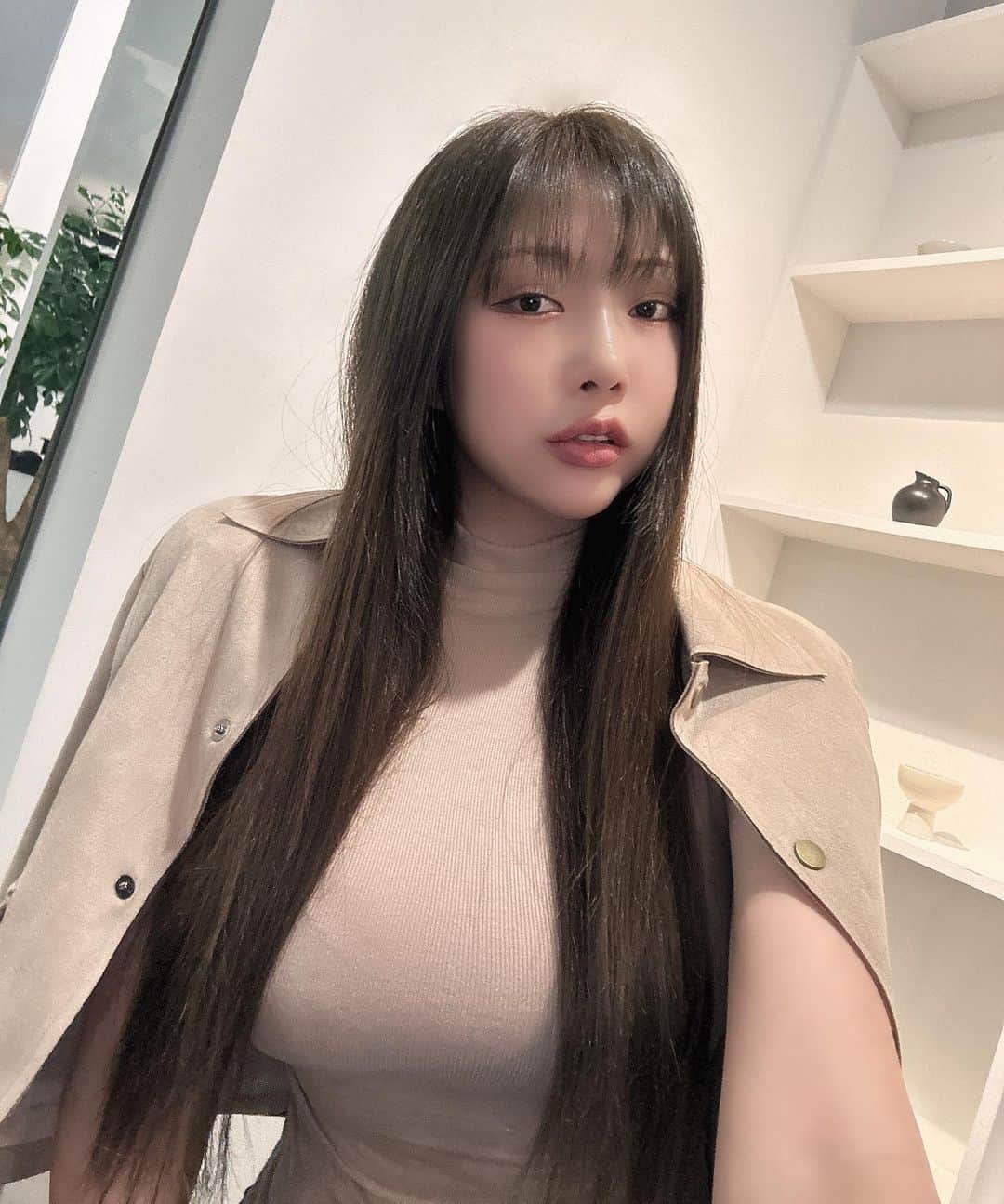 Choi Somiさんのインスタグラム写真 - (Choi SomiInstagram)「⠀⠀⠀⠀ #글랜더 #glander  앞머리 잘 어울린다고 해서 좋아🫶🏻」3月9日 23時01分 - cxxsomi