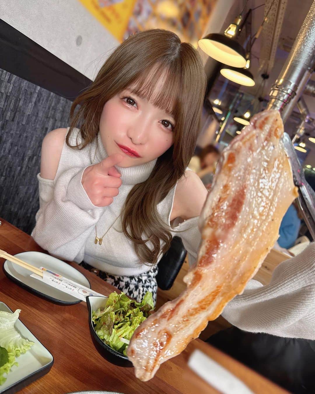 もえのあずきさんのインスタグラム写真 - (もえのあずきInstagram)「おにくたべる？  #韓国メイク #もえあず#大食い彼女#焼肉デート#ホルモン好きな人と繋がりたい」3月10日 1時45分 - moeazukitty