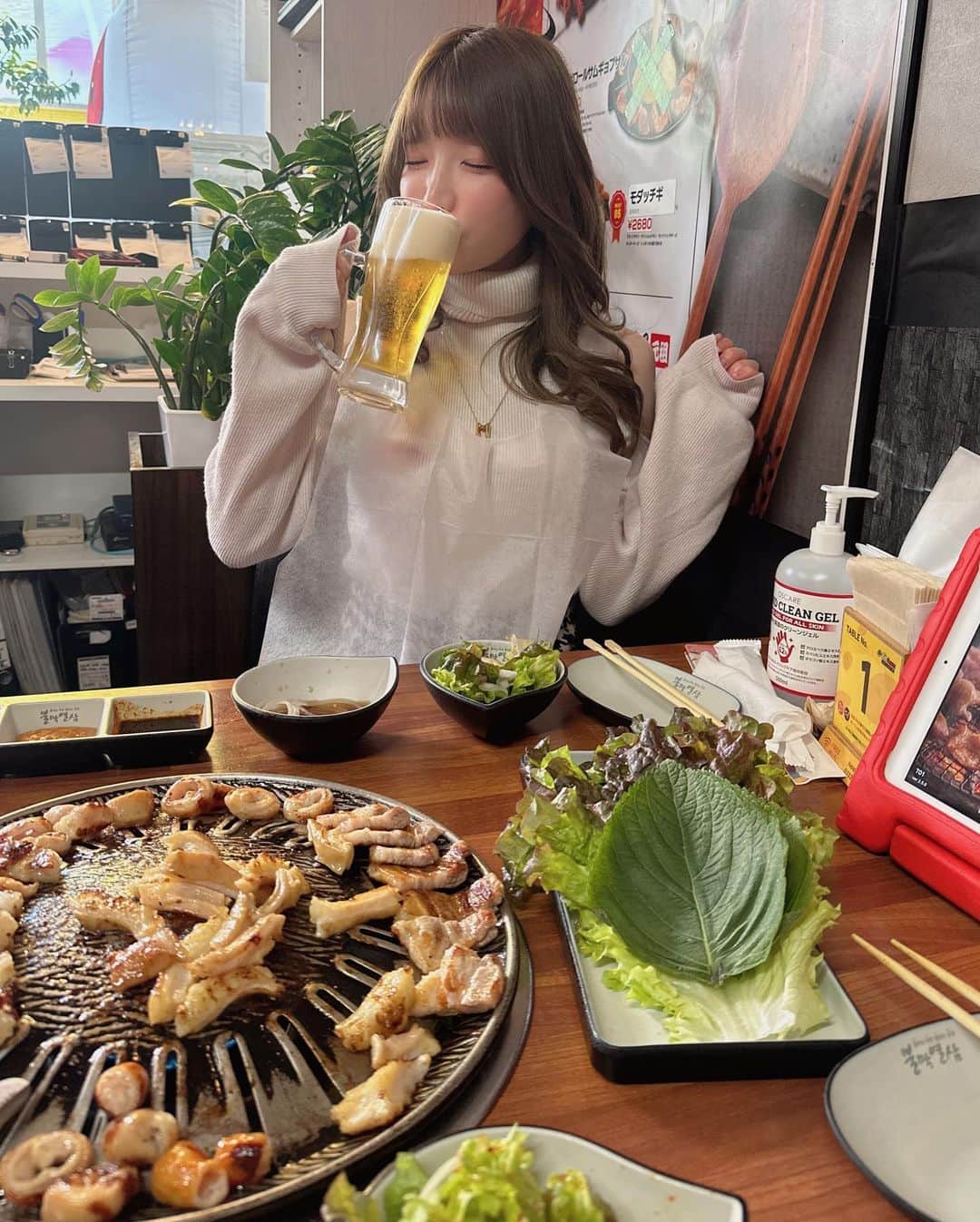 もえのあずきさんのインスタグラム写真 - (もえのあずきInstagram)「おにくたべる？  #韓国メイク #もえあず#大食い彼女#焼肉デート#ホルモン好きな人と繋がりたい」3月10日 1時45分 - moeazukitty