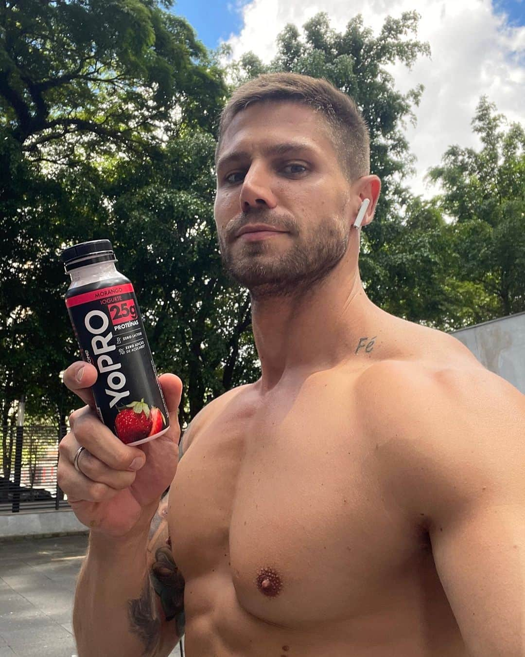 Jonas Sulzbachさんのインスタグラム写真 - (Jonas SulzbachInstagram)「Que YoPRO é uma delícia todos sabem, mas além de delicioso também tem proteínas e é super prático. Não importa a hora ou o lugar, sempre tem um YoPRO que combina com minha rotina 😉 Ah, lembrando que toda linha é 0% lactose e 0% adição de açúcares*. Bom demais né??  @yopro.br #JuntosNessaLoucura *contém açúcares dos próprios ingredientes.  #publ」3月10日 5時54分 - jonassulzbach