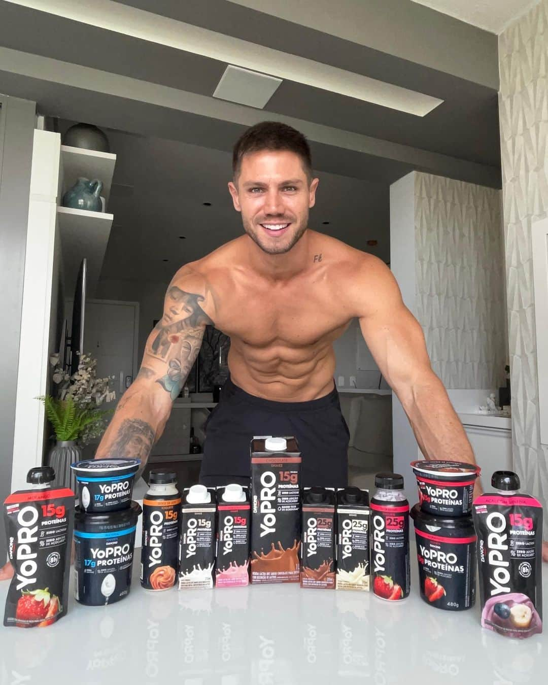 Jonas Sulzbachさんのインスタグラム写真 - (Jonas SulzbachInstagram)「Que YoPRO é uma delícia todos sabem, mas além de delicioso também tem proteínas e é super prático. Não importa a hora ou o lugar, sempre tem um YoPRO que combina com minha rotina 😉 Ah, lembrando que toda linha é 0% lactose e 0% adição de açúcares*. Bom demais né??  @yopro.br #JuntosNessaLoucura *contém açúcares dos próprios ingredientes.  #publ」3月10日 5時54分 - jonassulzbach