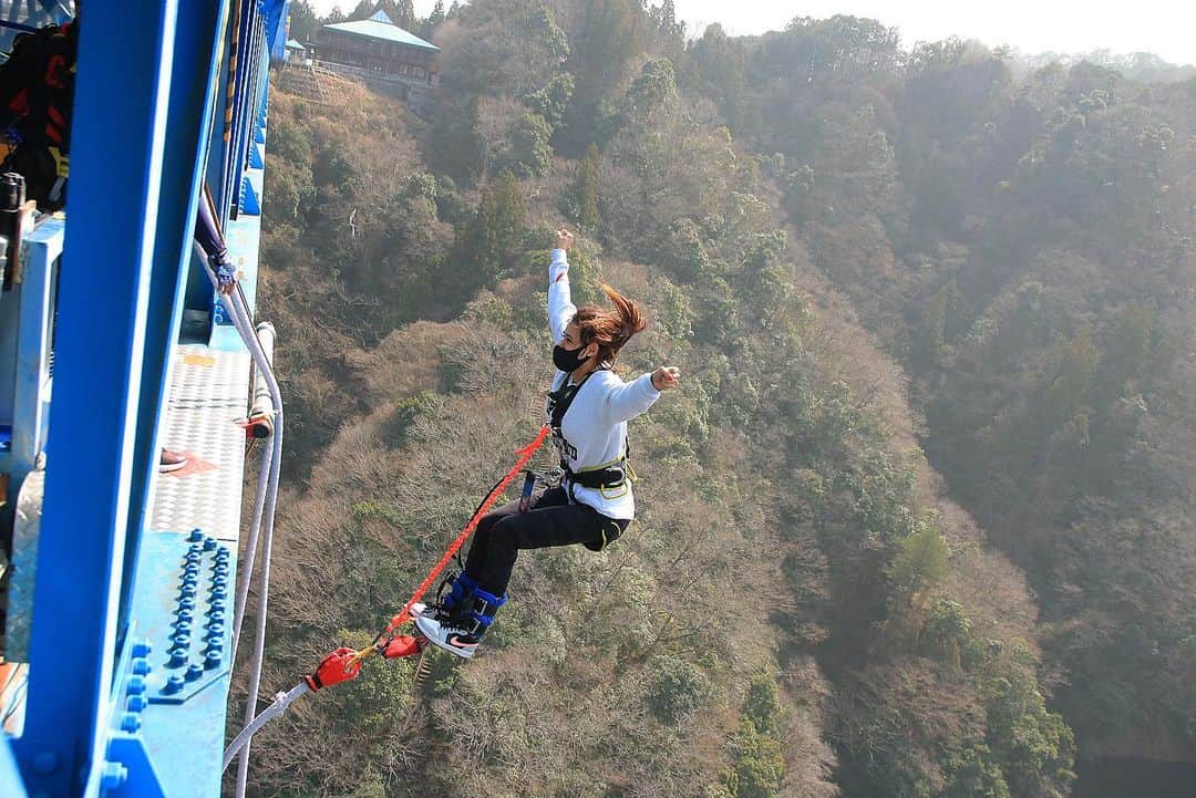 ステファニー・ダナさんのインスタグラム写真 - (ステファニー・ダナInstagram)「Bungee Jumping in Japan 😝 Off 100m bridge   This was the 8th & 9th time I’ve ever jumped off a bridge. People ask is bungee jumping scarier than skydiving? — Yes! For many reasons: 1. Skydiving you don’t get that stomach drop/ true feeling of falling that you get when bungee jumping. Has to do with jumping out of a moving plane Vs. Jumping from a stationary bridge. 2. With skydiving there’s more individual control. You take a long class, you check your own equipment (many times), you have a 2nd chute to pull if something goes wrong with the 1st. With bungee, you show up, strap up, trust in the bungee company’s safety and jump.   The backwards jump was actually so scary haha. Something about not seeing the ground and just feeling the feelings… terrifying. 😱  Buttt I tell myself if I can do this^^ I can do anything 😘 Can’t let fear of rejection, failure, or looking foolish stop me.」3月10日 6時16分 - smdana