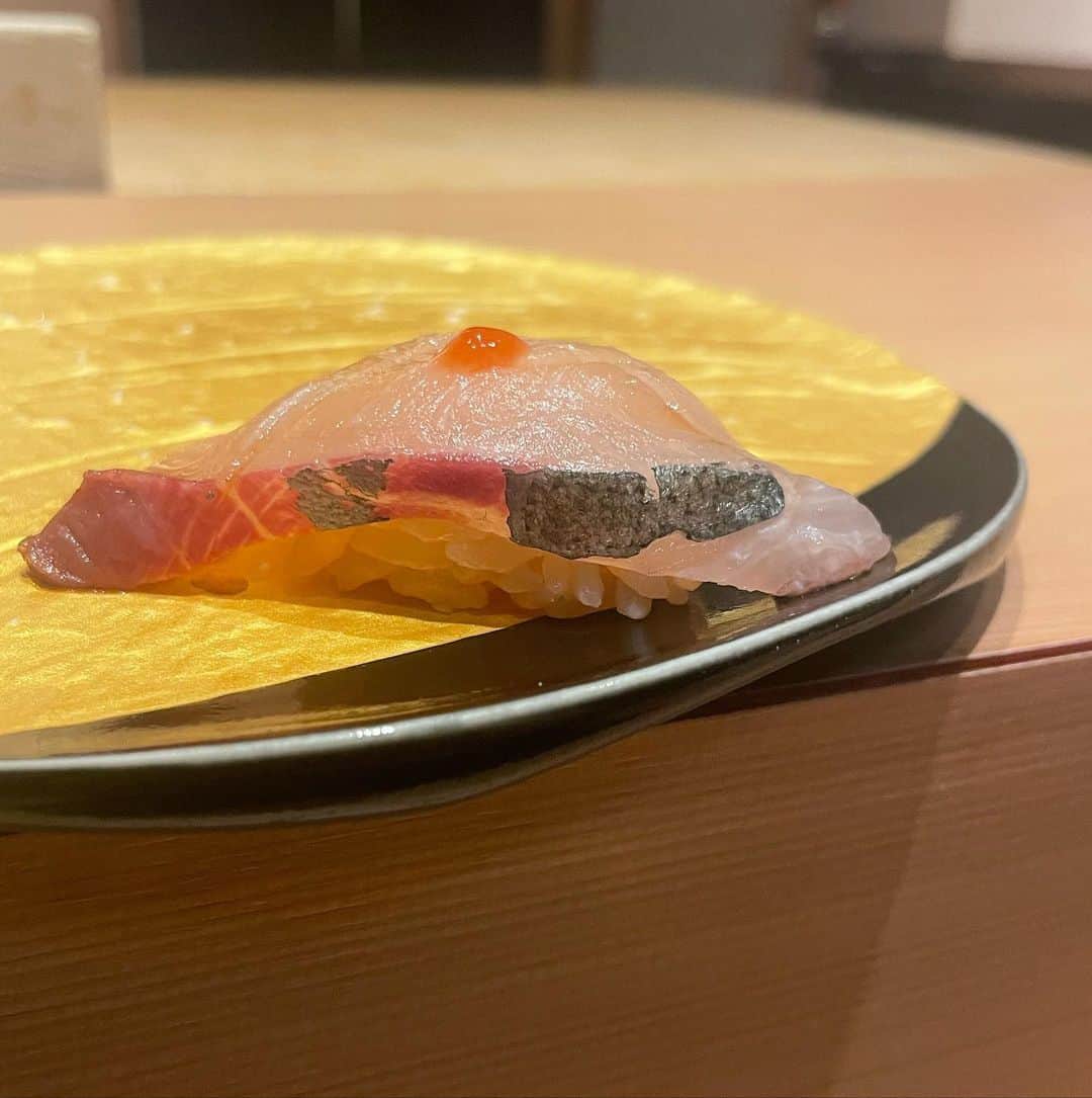 あだち理絵子さんのインスタグラム写真 - (あだち理絵子Instagram)「そう！  山量とおデートでしたっ。  ・京都金目鯛に抹茶塩   の後  ・神戸牛ロースしゃぶしゃぶ うわっ、素晴らしいサシ お隣りで鉄板焼きもやられてるからこその仕入れだよね。 寿司屋でこんなの食べられるのは嬉しいっ。  ・赤エビにマスコいくら  口内で爆ぜる感じはいいが、赤エビの良さが出てないかなぁ、、、  ・壱岐のアオリイカにウニ  ・宮城のホタテにからすみ   惜しげもなく食材使ってくれるが、合わせず シンプルに食べたい気もする。  ・トロたくに、玉、赤出汁 やっぱ〆はこの３つですなっ。 玉が滑らかで美味しかったーーっ。  いやいや腹パン、お腹ちぎれるー♪  ようさん飲んで ようさん笑った。  量ちゃんも ホワイトニングしたから 歯が白い🦷✨  気になった方はコチラ ↓ @rikuusalon   #天王寺グルメ #天王寺寿司 #阿倍野グルメ #天王寺　 #アラフィフ女子 #女子会#グルメ#美食#美食会  #あだち食べログ　　3.3」3月10日 9時41分 - adachi.rieko