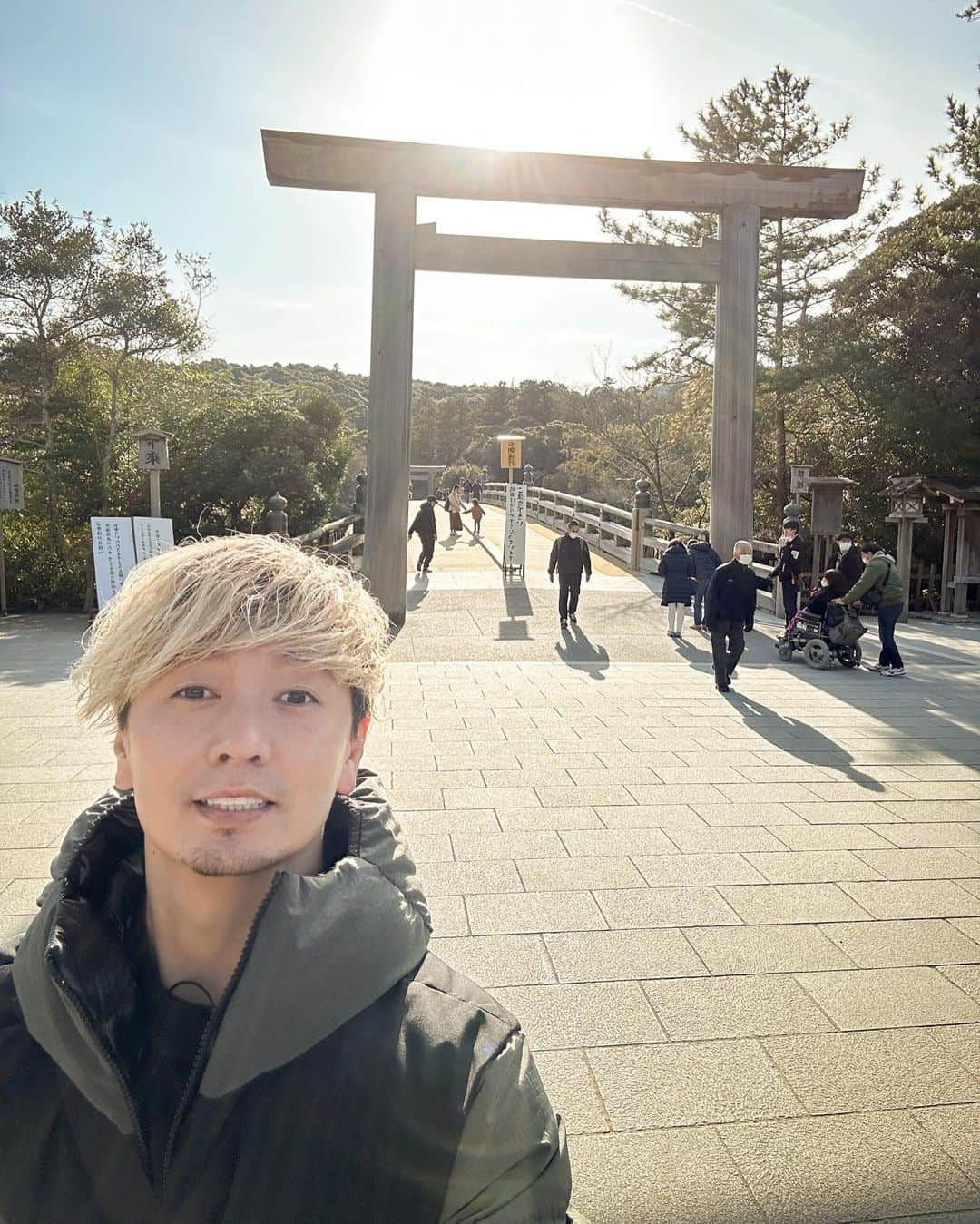 SHOCK EYEさんのインスタグラム写真 - (SHOCK EYEInstagram)「今年もご挨拶することができました。 伊勢神宮、内宮🙏✨  午前中に訪れたんだけど、凛とした空気、参拝の人もまだ少なく、場もすごく整った感じがして本当に気持ちが良かった。  ここに来ると毎度、ほんと心がビシッと整う。 さあ、頑張ろう！ この場所は、そんな気持ちにさせてくれる場所なんだ。  神恩感謝🙏✨  #伊勢神宮 #内宮 #皇大神宮 #伊勢 #ise #shrine #japantravel #japantrip #canon #canonR5 #beautifuldestinations #discoverjapan #discoverearth #voyaged #awesome_photographers #IamATraveler #wonderful_places #japanphoto #japanphotography #japan_of_insta #livingonearth #theglobewanderer」3月10日 11時26分 - shockeye_official