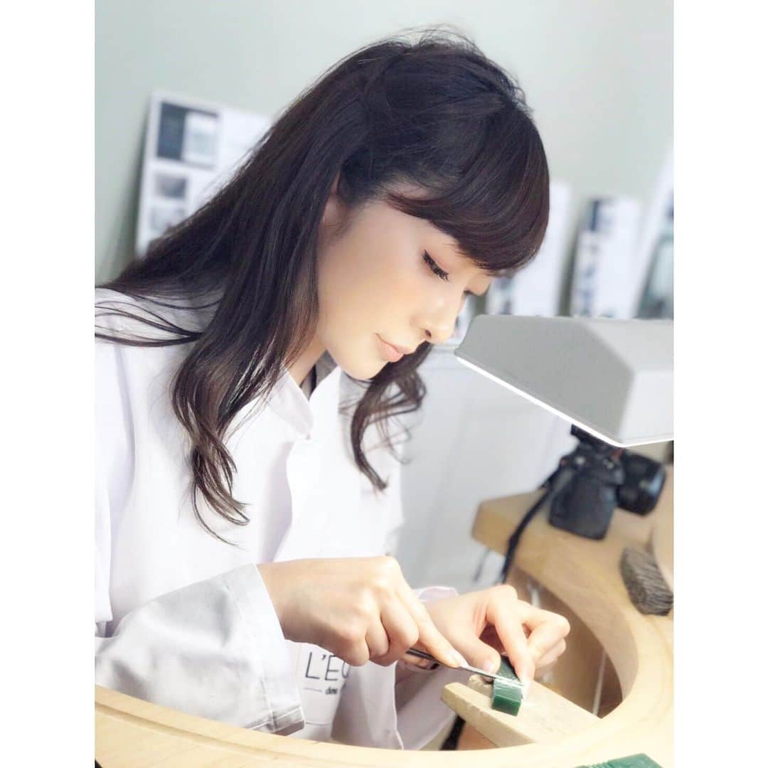 石井美保さんのインスタグラム写真 - (石井美保Instagram)「先日 @vancleefarpels のご招待で、日本でも開講されたレコールの特別講座を受けてきました。なんと、ベルバラ(ベルサイユの薔薇)の作者池田理代子先生が登壇され、マリーアントワネットについてと彼女にまつわるジュエリーについてのカンバセーションを聴く事ができました。久しぶりにベルバラの漫画を読み返してしまったほど、フランス革命前後の歴史とマリーアントワネットについての興味が深まりました。 実は2017年にParisでのレコールを受講したことがあって、3枚目はその時の写真です。懐かしい。」3月10日 12時31分 - miho_ishii