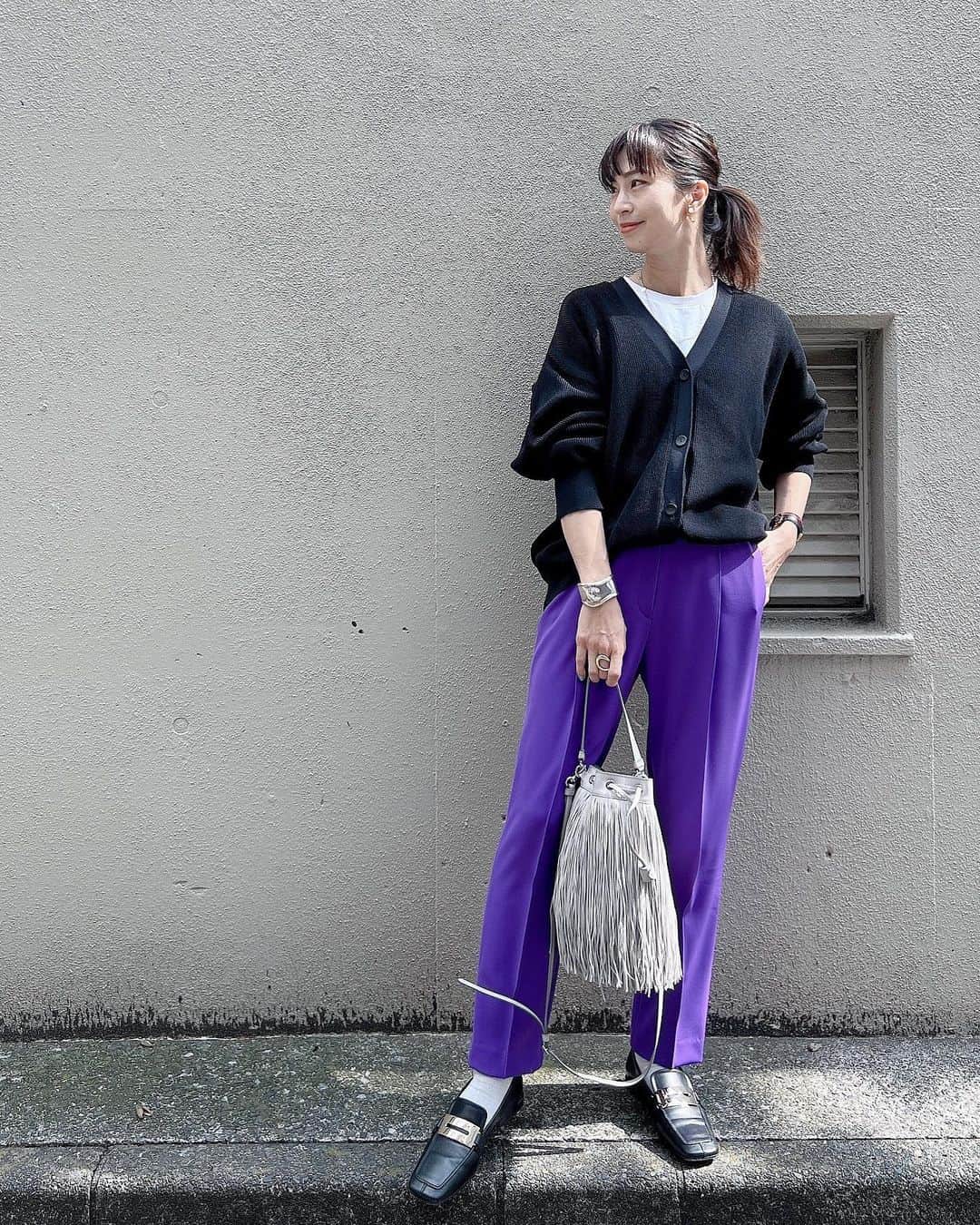 安田美沙子さんのインスタグラム写真 - (安田美沙子Instagram)「久々に色物を着た♥️テンションがあがる。 パパとデート。  といっても一緒に花粉症の注射をして、サクッとランチ☺️ 何気に最近2回目のふたりランチ。 それはそれで幸せなじかん。  夫婦で花粉症ひどいので。。楽になればいいなぁ。。。  紫色は、今季すごく気になる🤍 このパンツタック入りでキレイ✨  こんなローファーも春に活躍しそうです！  inner.. @uniqlo_jp  knit.. @florent___official  pants.. @milaschon_japan  bag.. @jandmdavidson  #bangle .. @tiffanyandco  shoes.. @pellico_japan  #ootd #wear #spring #milaschon」3月10日 12時57分 - yasuda_misako