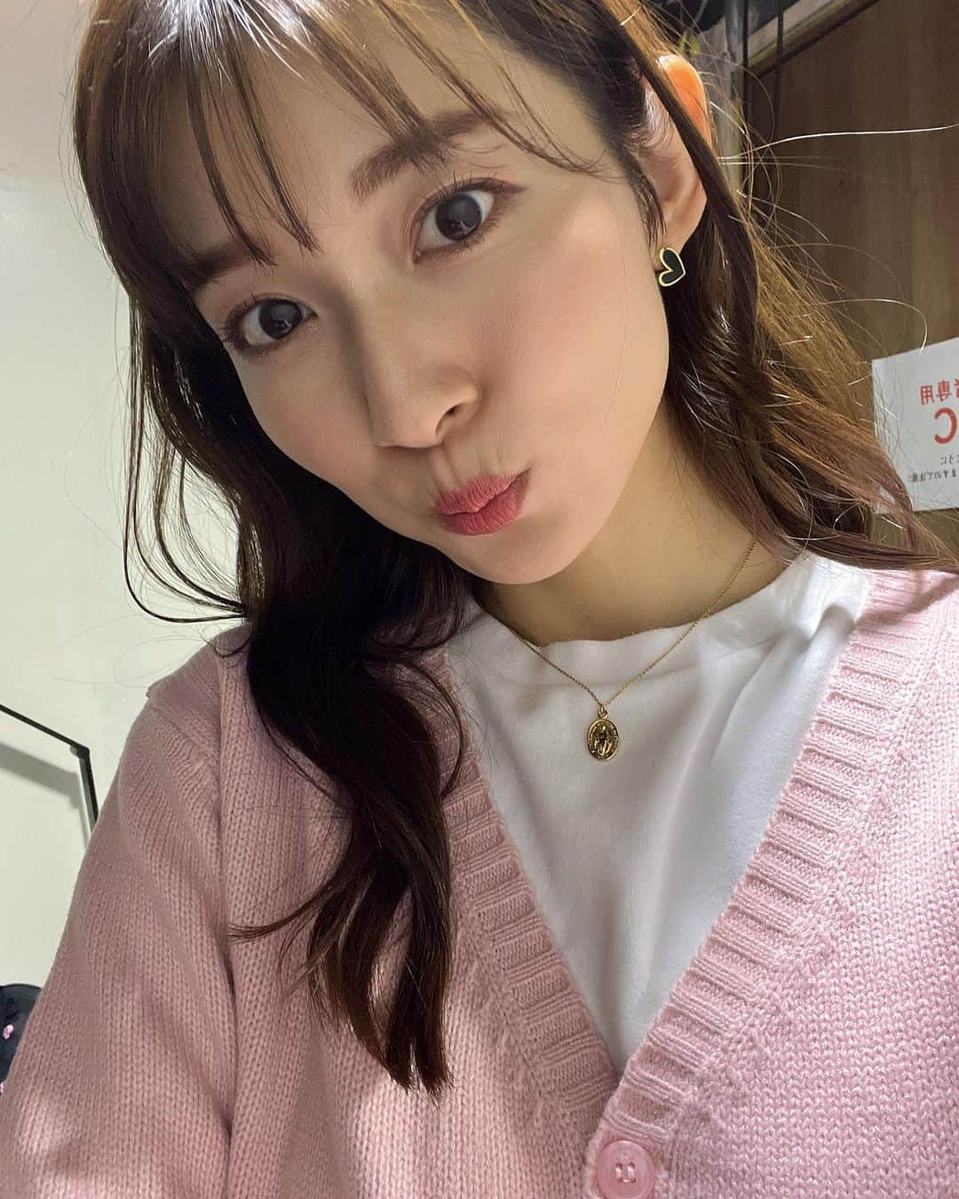 山本里菜さんのインスタグラム写真 - (山本里菜Instagram)「. 春ですなぁ〜🌸 暑くて上着は手に持ってます🫡  最近お気に入りの ハートの可愛いピアス🫶 TORUGATO  #春服 #ピンク」3月10日 16時25分 - rinayamamoto_0622