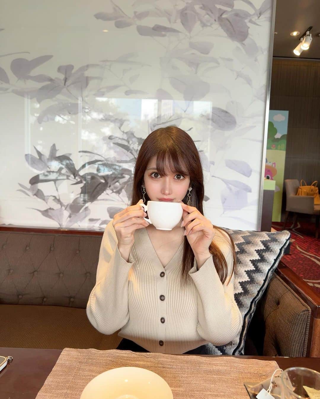 MAYUさんのインスタグラム写真 - (MAYUInstagram)「. Tea time🫖🤎💭 紅茶だいすきっ！ . チョコレートフォンデュがあったから マシュマロとバナナにチョコたっぷりつけて食べた😋🍫🤍 . . #teatime#tea#teabreak#breakfast#chocolate#trip#travel#japanesegirl#vca#vcaalhambra#vancleefarpels」3月10日 18時58分 - mayu.kina_golf