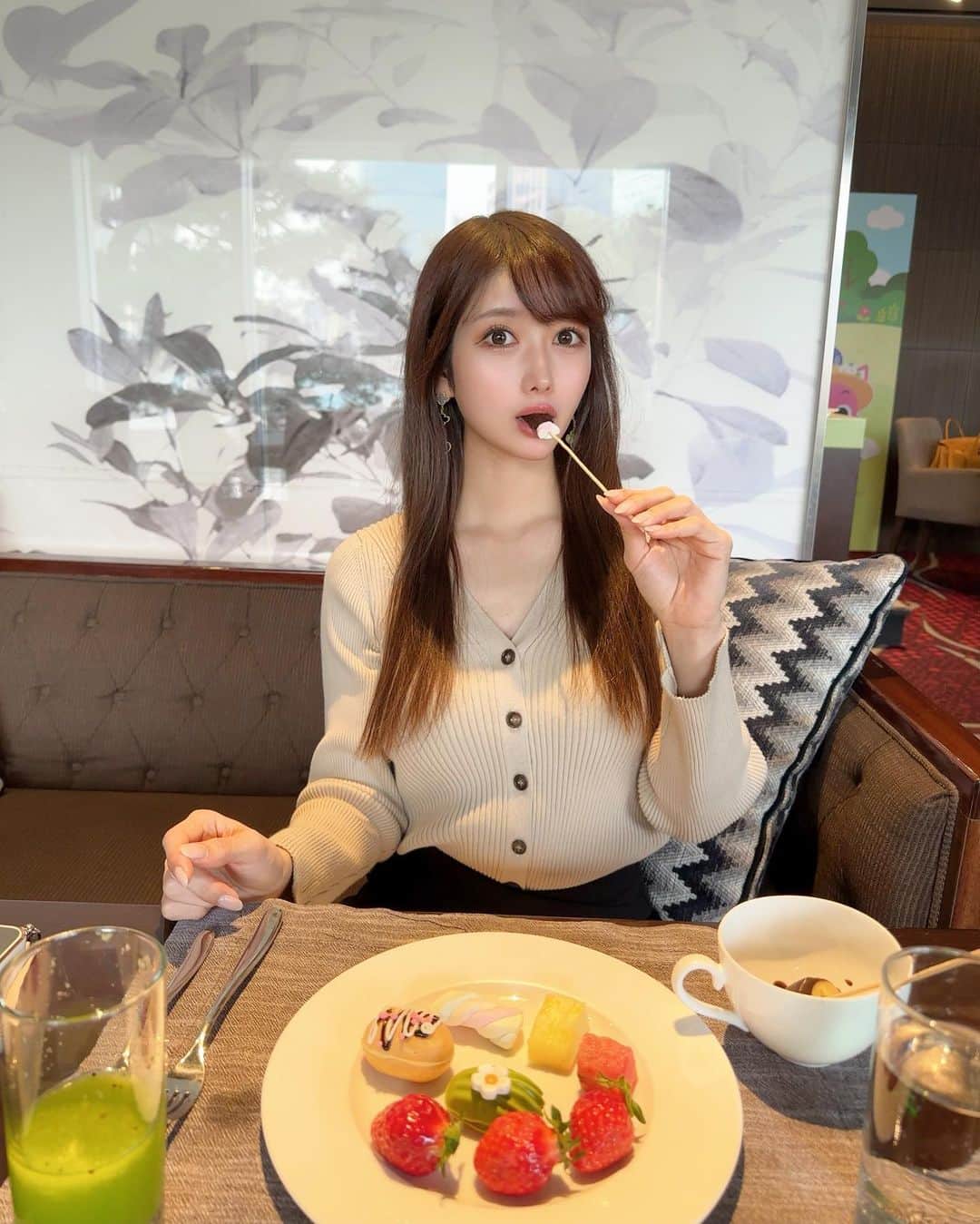 MAYUさんのインスタグラム写真 - (MAYUInstagram)「. Tea time🫖🤎💭 紅茶だいすきっ！ . チョコレートフォンデュがあったから マシュマロとバナナにチョコたっぷりつけて食べた😋🍫🤍 . . #teatime#tea#teabreak#breakfast#chocolate#trip#travel#japanesegirl#vca#vcaalhambra#vancleefarpels」3月10日 18時58分 - mayu.kina_golf