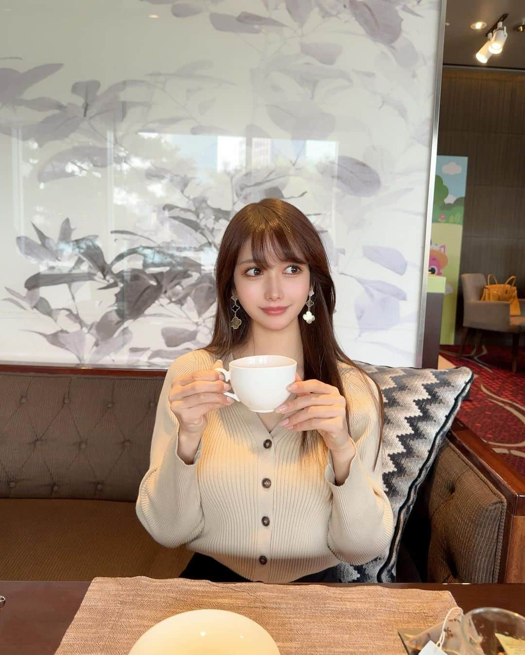 MAYUさんのインスタグラム写真 - (MAYUInstagram)「. Tea time🫖🤎💭 紅茶だいすきっ！ . チョコレートフォンデュがあったから マシュマロとバナナにチョコたっぷりつけて食べた😋🍫🤍 . . #teatime#tea#teabreak#breakfast#chocolate#trip#travel#japanesegirl#vca#vcaalhambra#vancleefarpels」3月10日 18時58分 - mayu.kina_golf