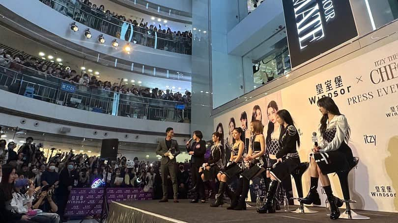 ITZYさんのインスタグラム写真 - (ITZYInstagram)「ITZY THE 1ST WORLD TOUR <CHECKMATE> in #HONGKONG PRESS EVENT  MIDZY! 聽日喺在演唱會上見啦😘  #ITZY #MIDZY @itzy.all.in.us  #ITZY_WORLD_TOUR ✈️」3月10日 20時02分 - itzy.all.in.us