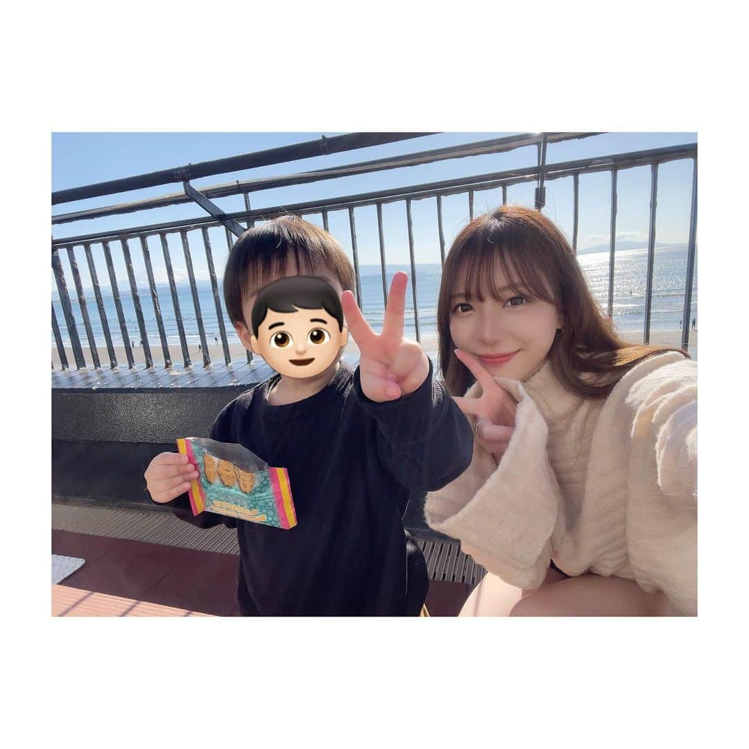 川本愛彩さんのインスタグラム写真 - (川本愛彩Instagram)「. 先日 初江ノ島へ上陸🐬🏖 新江ノ島水族館に行ってきました♡  Familyのみでの水族館は何気に初🫣 息子も大喜びで、帰ってからも 「また行こ？」を連呼。笑笑 久しぶりの水族館は楽しかった🥰  因みにこのドリンクはブルーカルピス💙 江ノ島は全てが映えだから写真撮りまくり！笑  最後にイルカショーも見れて 満喫できた1日でした☺️ 次は夏の江ノ島を満喫したいなぁ‪𓂃 𓈒𓏸◌‬ . . . #江ノ島 #初 #新江ノ島水族館 #水族館 #くらげ大好き #癒し #満喫 #いるか #可愛い #イルカショー #感動 #親子 #息子 #また行こうね」3月10日 20時34分 - aya_s.collection