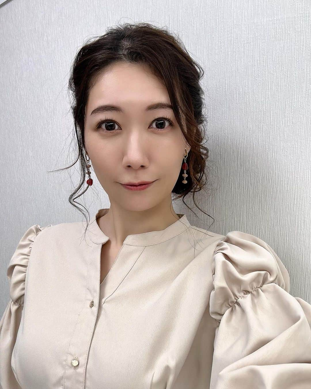 穂川果音さんのインスタグラム写真 - (穂川果音Instagram)「hairstyle  サイドアップヘアです😊  #hairstyle #hairarrange #アップヘア　#アベプラ　#abematv #アップスタイル　#イヤリング　#earrings   #穂川果音  #気象予報士　#下めアップ  #綺麗めアレンジ 　#まとめ髪　#お天気キャスター　#編み込みアレンジ  #前髪アレンジ　#サイドアップヘア」3月10日 20時41分 - hokawakanonn