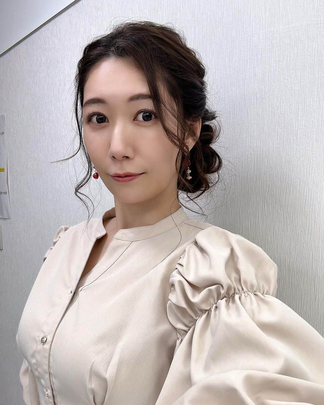 穂川果音さんのインスタグラム写真 - (穂川果音Instagram)「hairstyle  サイドアップヘアです😊  #hairstyle #hairarrange #アップヘア　#アベプラ　#abematv #アップスタイル　#イヤリング　#earrings   #穂川果音  #気象予報士　#下めアップ  #綺麗めアレンジ 　#まとめ髪　#お天気キャスター　#編み込みアレンジ  #前髪アレンジ　#サイドアップヘア」3月10日 20時41分 - hokawakanonn