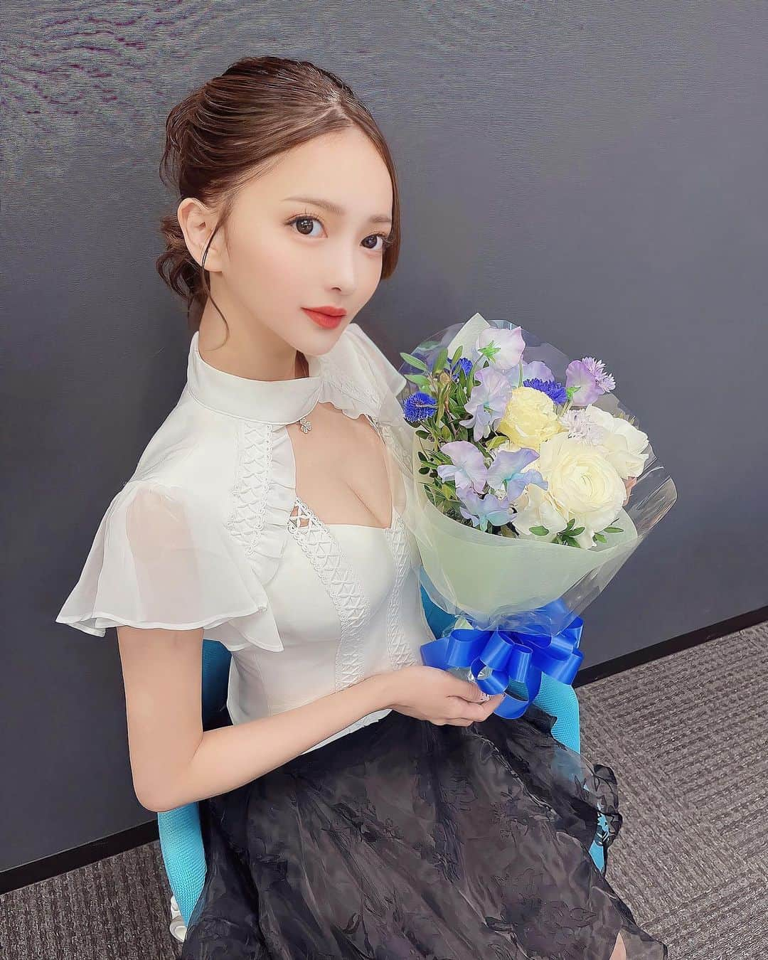 菅野芹那さんのインスタグラム写真 - (菅野芹那Instagram)「今日はルラインさん　@luline.jp  の撮影でした〜₍ᐢ⑅•ᴗ•⑅ᐢ₎♡  まさかの撮影終わりに 関西コレクションお疲れ様でしたって花束もらったの𓍯  私の大好きな水色🤍💙  ありがとうございます🙇‍♀️  #ルライン  #キャバ嬢 #歌舞伎町キャバ嬢 #キャバクラ #歌舞伎町キャバクラ  #ポニーテール #ポニーテールアレンジ  #ポニーテール女子  #ヘアメ #キャバ嬢ヘアメ #ヘアメイク #キャパドレス」3月10日 20時52分 - serina_chan_17