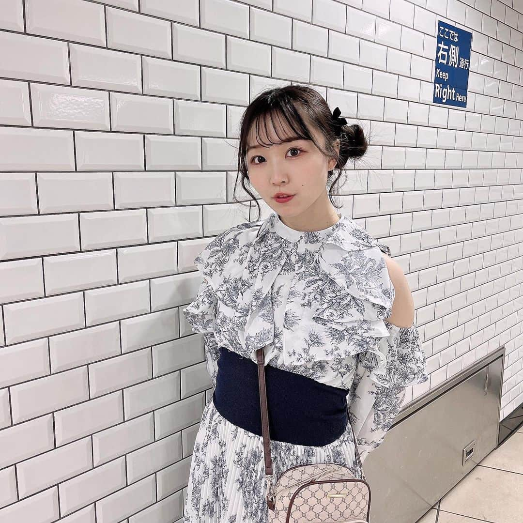 夏井さらさんのインスタグラム写真 - (夏井さらInstagram)「ソロの日のお洋服💐🤍  めちゃくちゃ高見えするワンピースです…❤︎ @grl_official   . . . #grl #grl購入品 #グレイル #花柄ワンピース #高見えコーデ #ツインお団子 #ツインテールアレンジ」3月10日 20時59分 - sara_natsui