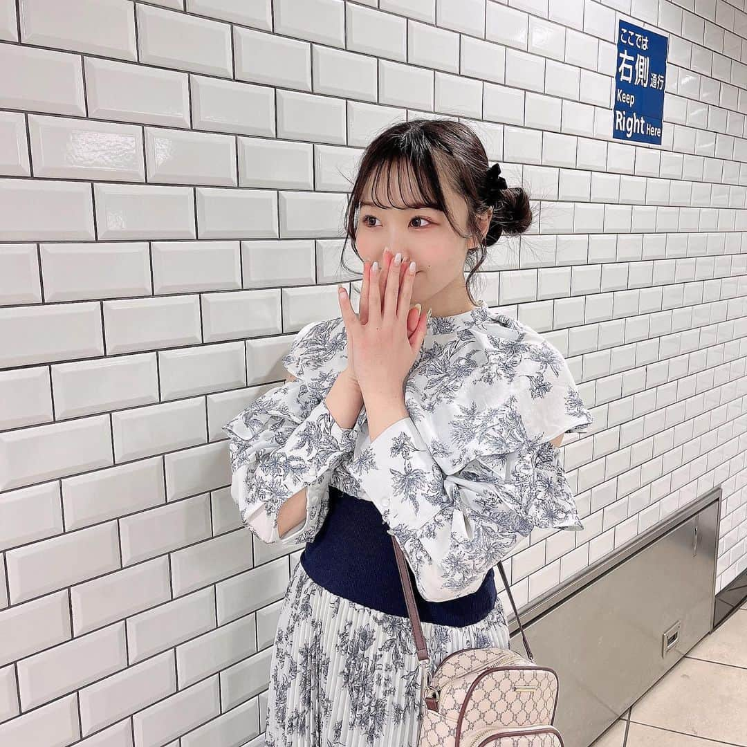 夏井さらさんのインスタグラム写真 - (夏井さらInstagram)「ソロの日のお洋服💐🤍  めちゃくちゃ高見えするワンピースです…❤︎ @grl_official   . . . #grl #grl購入品 #グレイル #花柄ワンピース #高見えコーデ #ツインお団子 #ツインテールアレンジ」3月10日 20時59分 - sara_natsui