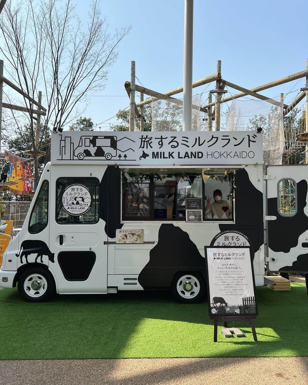 榊本麻衣さんのインスタグラム写真 - (榊本麻衣Instagram)「🐄🥛 ⁡ ⁡ 旅するミルクランドがてんしばイーナで 3/12日までやってるので行ってみたよ🤭!! ⁡ ⁡ それ以降3/31までは"カフェシャルボン"でも 同様のコラボメニューが食べれるよ✨ ⁡ 選べる！3種の北海道産ミルク飲み比べは キッチンカー限定メニュー🥛❤️ ⁡ ドリンクは全部ホットってなってるんだけど、 さくらといちごのホットミルクと ホットミルクカクテルはアイスにも変更可能だったよ💙 ⁡ フードもミルク感をしっかり感じれて 甘くて幸せだった〜😍💕 大好きなココアにはマシュマロも入ってたよ🤎 ⁡ 天気のいい日はてんしばで のーんびり過ごせていいよね💓 ⁡ カフェだとランチ食べて そのままデザートで食べれるね💖 カフェも凄く素敵な空間でした😌 ⁡ 週末行ける人は是非てんしばイーナ行ってみてね😘!! ⁡ ⁡ #旅するミルクランド #旅 #牛乳 #ミルク #北海道 #ミルクランド北海道 #カフェシャルボン #カフェ #cafe #てんしばイーナ #てんしば #心斎橋カフェ #心斎橋 #天王寺 #あべの  #キッチンカー #ドーナツ #🍩 #pr」3月10日 21時26分 - maipipii