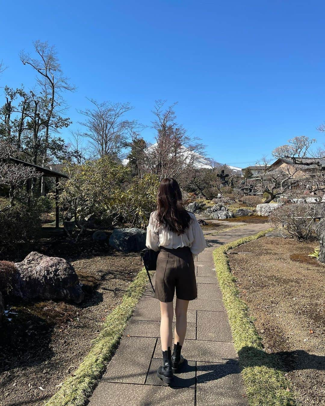 宮崎由加さんのインスタグラム写真 - (宮崎由加Instagram)「お蕎麦屋さんのお庭広かった🗻🌱 ⁡ みんなは蕎麦派？うどん派？ ⁡ ⁡ #宮崎由加 #選べない #😵‍💫　 ⁡ ⁡」3月10日 21時31分 - yuka_miyazaki.official