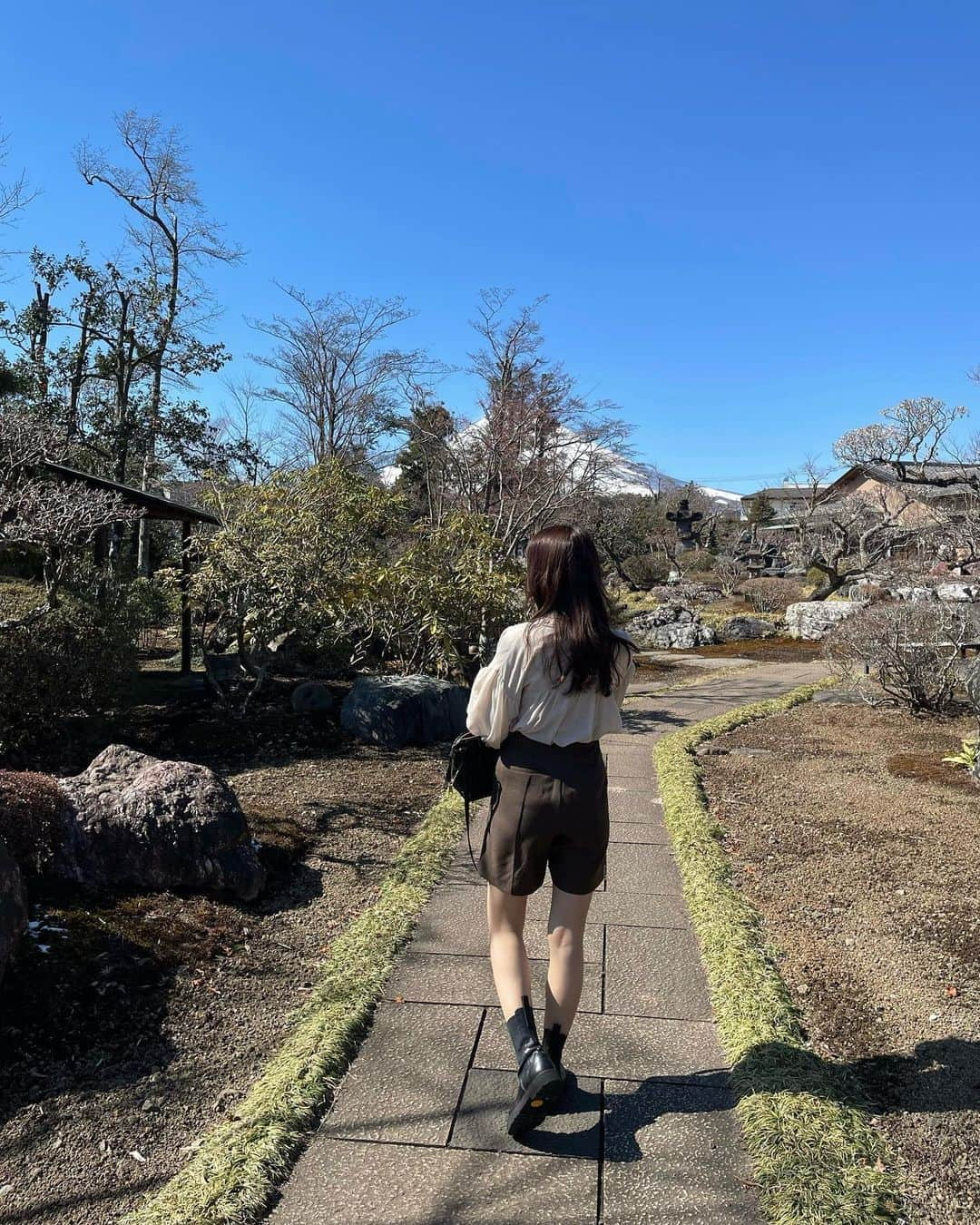 宮崎由加さんのインスタグラム写真 - (宮崎由加Instagram)「お蕎麦屋さんのお庭広かった🗻🌱 ⁡ みんなは蕎麦派？うどん派？ ⁡ ⁡ #宮崎由加 #選べない #😵‍💫　 ⁡ ⁡」3月10日 21時31分 - yuka_miyazaki.official