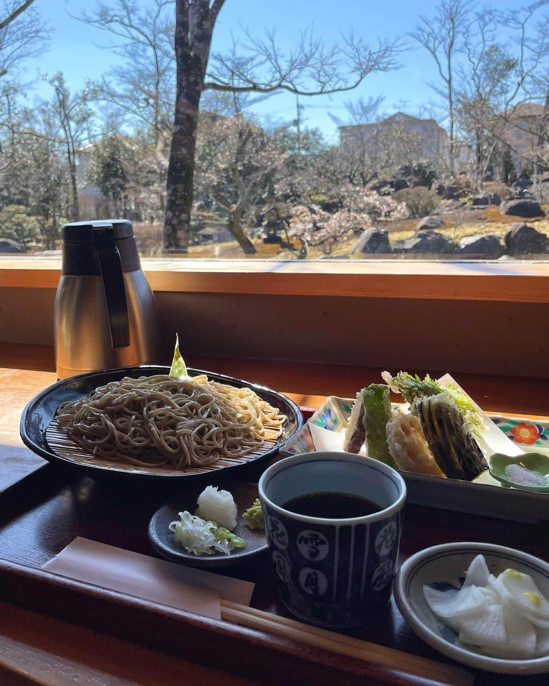 宮崎由加さんのインスタグラム写真 - (宮崎由加Instagram)「お蕎麦屋さんのお庭広かった🗻🌱 ⁡ みんなは蕎麦派？うどん派？ ⁡ ⁡ #宮崎由加 #選べない #😵‍💫　 ⁡ ⁡」3月10日 21時31分 - yuka_miyazaki.official