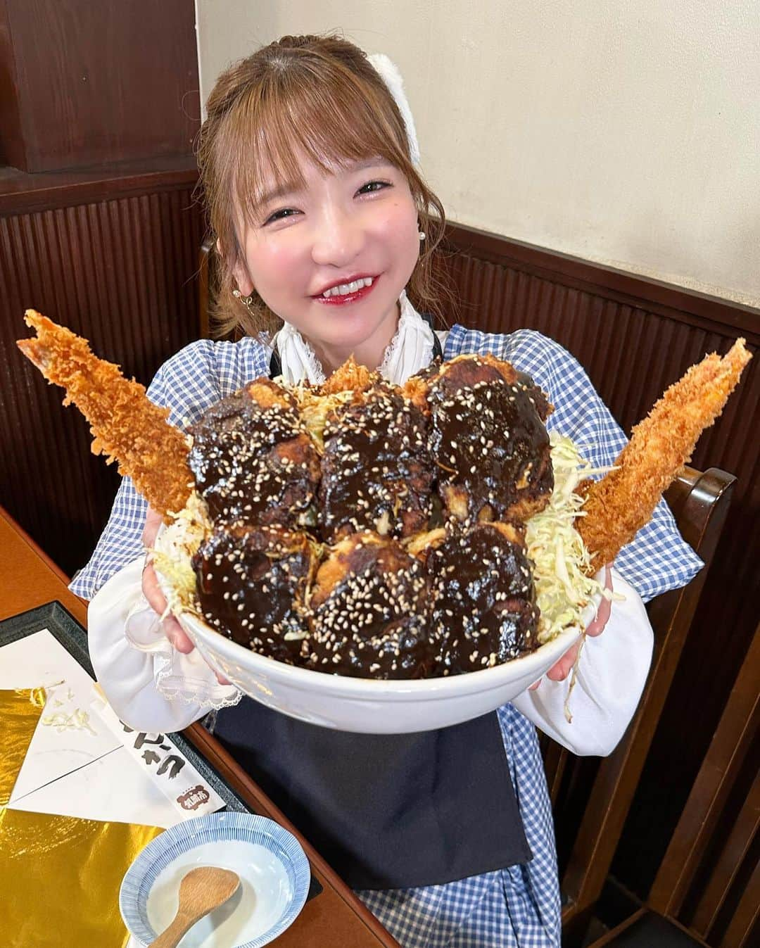 もえのあずきさんのインスタグラム写真 - (もえのあずきInstagram)「名古屋のデカ盛り🫶🏻 みそかつだいすき！！！ shirt @ankrouge_official accessory @witchme.official   #デカ盛り#味噌カツ#大食い#デカ盛りハンター #もえあず#水色コーデ #ポニーテール」3月10日 23時38分 - moeazukitty