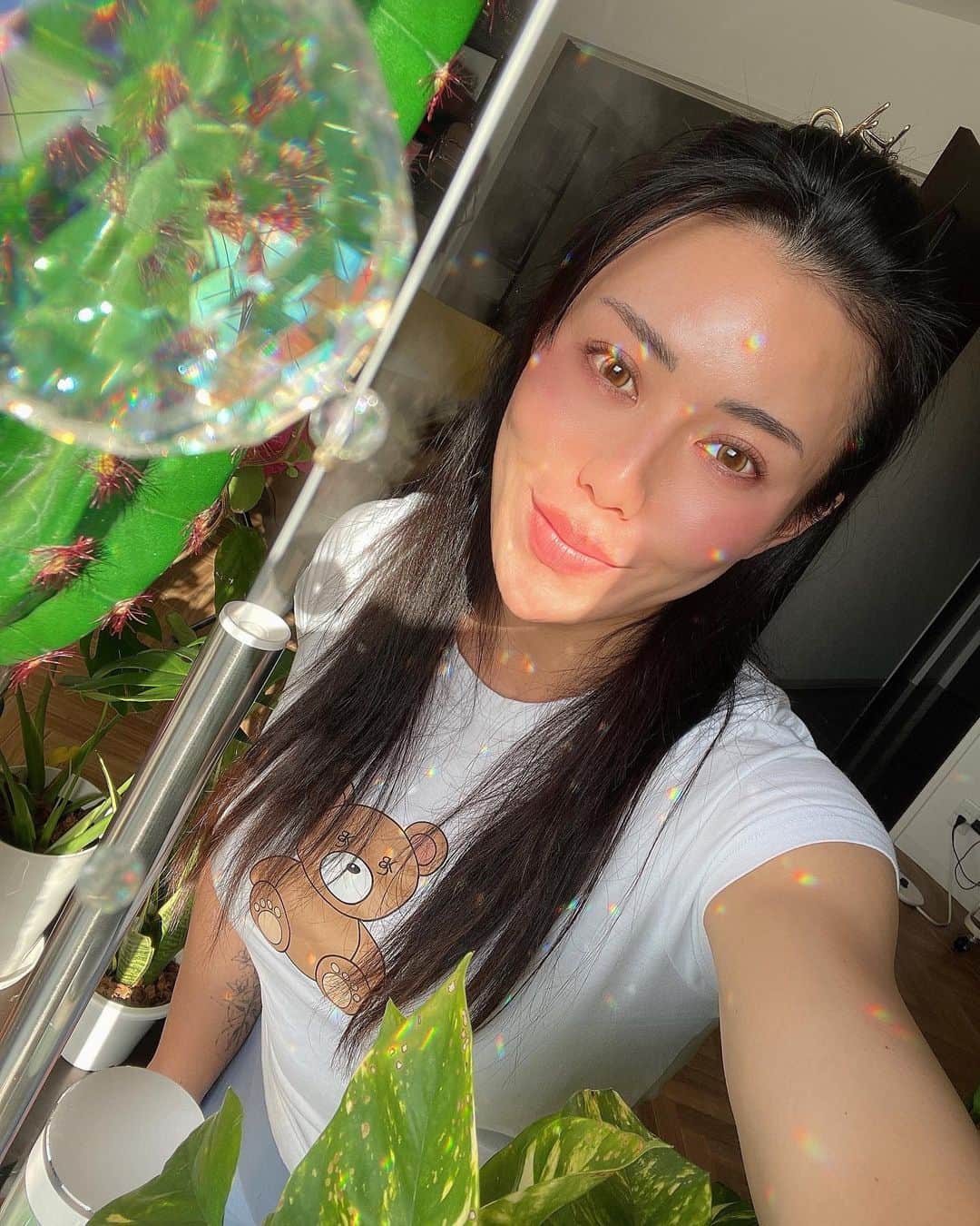 倉地美晴さんのインスタグラム写真 - (倉地美晴Instagram)「・ rainbow face🌈🌈🌈  #🌈 #サンキャッチャー #suncatcher #rainbow #虹」3月11日 0時15分 - miharu_kurachi