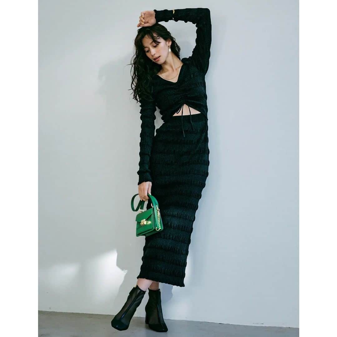 CanCamさんのインスタグラム写真 - (CanCamInstagram)「今日のコーデをかわいいと思ったら、 コメントに😍をしてね❣️ 全身写真はスワイプ⏩  3月11日、今日の東京は晴れ。最高気温21度、最低気温9度の予報です（気象庁調べ・17時発表）。  気温があがってきた今こそ楽しみたい、肌見せデザイン。「えっ、ココが開いてるの！？」とハッとするアイテムも続々登場して、ますます盛り上がりを見せているカットアウトは、モノトーンワンピをセレクトして、大人めに攻略したい！  ワンピース @snidel_official  バッグ @aulentti_official 靴 @randa_pic ピアス @stola.jp ネックレス @anemone_official バングル #mcstudio  #cancam #今日のコーデ #cancam今日のコーデ #中条あやみ #毎日コーデ #ootd #outfit #トレンドコーデ #きれいめカジュアル #きれいめコーデ #カジュアルコーデ #冬コーデ #冬ファッション #伊藤舞子 #桑野泰成」3月11日 5時59分 - cancam_official