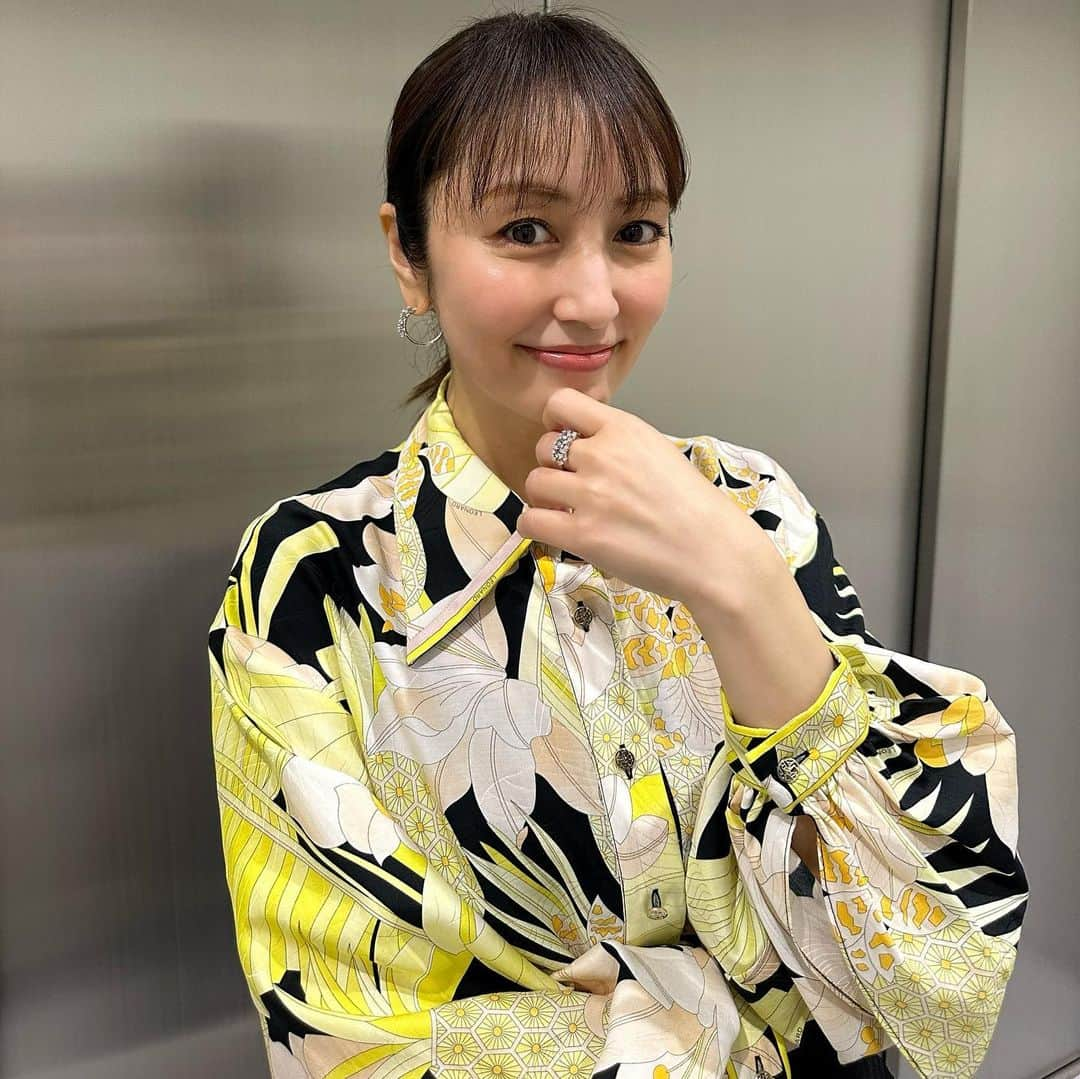 矢田亜希子さんのインスタグラム写真 - (矢田亜希子Instagram)「【オンエア】 2023年3月11日(土)21：00〜21：54 日本テレビ『1億3000万人のSHOWチャンネル』 #1億3000万人のshowチャンネル #日テレ#お取り寄せグルメ#紹介します ブラウス @leonardparis スカート @jenne_official ジュエリー @damianiofficial #damiani」3月11日 10時08分 - akiko_yada