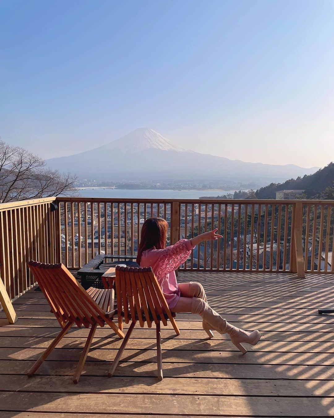 桜井莉菜さんのインスタグラム写真 - (桜井莉菜Instagram)「【 @minenohana 】最高過ぎた😍💋 まず、入った瞬間天井高くて広いし、何よりお部屋が可愛い💙💙💙 部屋やバルコニーから真正面に見える富士山の絶景に最高にテンション上がるーーー🗻💖 そして諸々設備の説明を丁寧にしてもらってから自由時間❣️ BBQの時間は19時にしてもらって自分達で焼き焼き🥩✨ 寒かったけど、やっぱ外で食べるご飯って美味しい💖 BBQの後テラスで焚き火をしながらのんびりTime🥰 焚き火の動画は1個前のリールにも載せてるけど、レインボーの魔法の粉でめちゃめちゃ綺麗なの🌈今まで見た焚き火の中で1番綺麗だった✨✨✨✨✨ そのあとサウナにも入って大満足❤️ ゲームも無料で貸し出ししてくれてて、久々にジェンガでギャーギャー騒いでしまった😂 お店の人がみんな親切だしとっても優しくて、やっぱりそういうのもまた来たくなる大きなポイントだなと改めて思った😌💕 朝ご飯のホットサンドもせっかくだから外で富士山を見ながら食べたよ🗻💓 すっっっごく楽しいグランピングの旅でした💕💕💕  #グランピング#嶺乃華#BBQ#焚き火#富士山#女子旅」3月11日 11時48分 - rina__sakurai