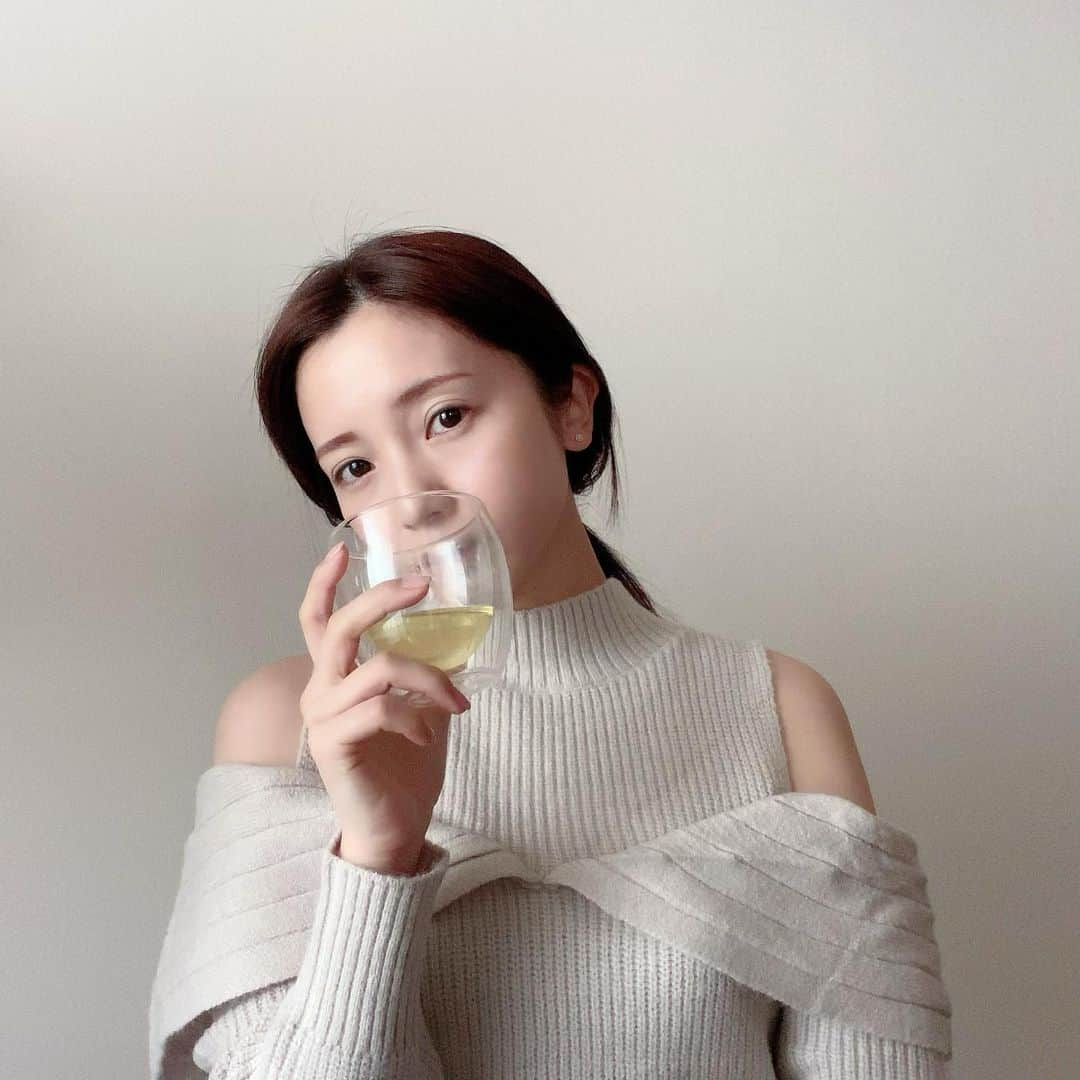 入来茉里さんのインスタグラム写真 - (入来茉里Instagram)「OFF 予定を入れずに 誰にも会わず、な日 たまに作ります🐈疲れちゃうので。 朝から家中を掃除して 何をしようか〜と思ったら お仕事のコメントを提出してくださいとメールがきて。 ほー、、、と思いながら… とりあえずお茶。 ELIさん @___eli_insta___  から頂いた煎茶堂東京のお茶🍵 ありがとう♡ @senchado_ginza  クリアでほんと可愛い どストライク。 そして私の地元 鹿児島のお茶を選んでくれたの、嬉しいな。 このあと何しようかなぁ あ、まず、コメントね 考えよう。 そんな休日です。 よい週末を♡  #休日 #休日の過ごし方 #お茶 #煎茶堂東京 #日本茶 #鹿児島 #知覧 #志布志 #ひとり時間」3月11日 12時41分 - iriki.mari_official