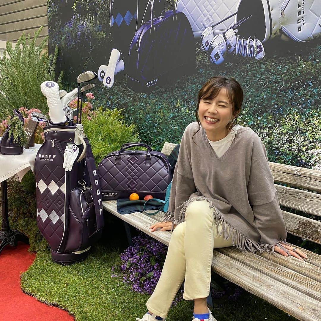 岩崎静羅さんのインスタグラム写真 - (岩崎静羅Instagram)「☺︎ Japan Golf Fair2023レポ② オノファーたるもの ここで写真撮らずしてどーする？！  と、いうことでonoffさんのフォトスポットで カッコつけてきました！  クラブがいいのもなんですが オノフの世界観が本当に可愛くて 装飾に生花使ってたりと。。♡  お花もらえるので ぜひ、遊びに行ってみてー✨笑  #日本最大級のゴルフフェスティバル #ジャパンゴルフフェア #ゴルフ女子 #オノファー #オノフ #onoff  @japangolffair @club_onoff」3月11日 14時10分 - seeeeiiiiraaaa