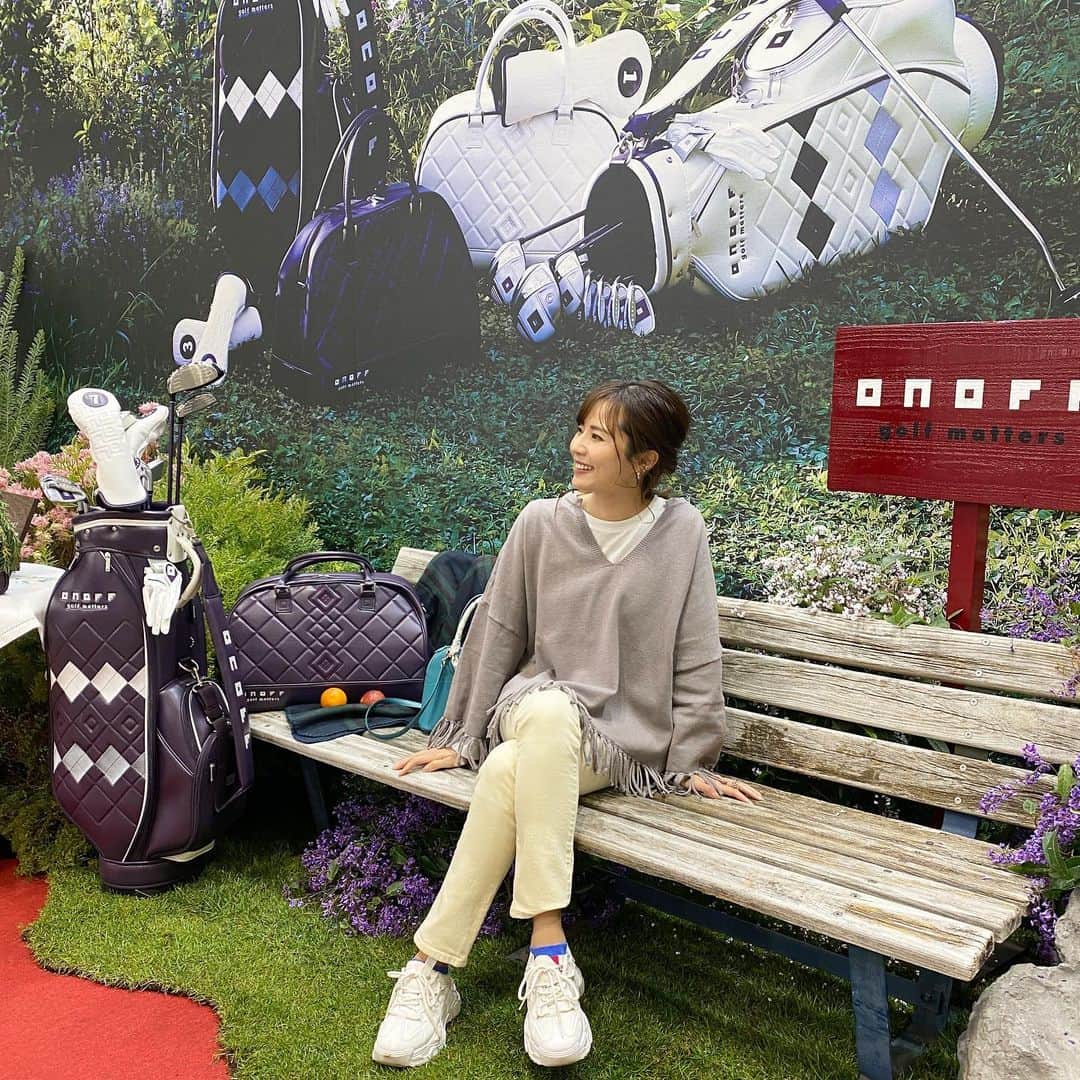 岩崎静羅さんのインスタグラム写真 - (岩崎静羅Instagram)「☺︎ Japan Golf Fair2023レポ② オノファーたるもの ここで写真撮らずしてどーする？！  と、いうことでonoffさんのフォトスポットで カッコつけてきました！  クラブがいいのもなんですが オノフの世界観が本当に可愛くて 装飾に生花使ってたりと。。♡  お花もらえるので ぜひ、遊びに行ってみてー✨笑  #日本最大級のゴルフフェスティバル #ジャパンゴルフフェア #ゴルフ女子 #オノファー #オノフ #onoff  @japangolffair @club_onoff」3月11日 14時10分 - seeeeiiiiraaaa