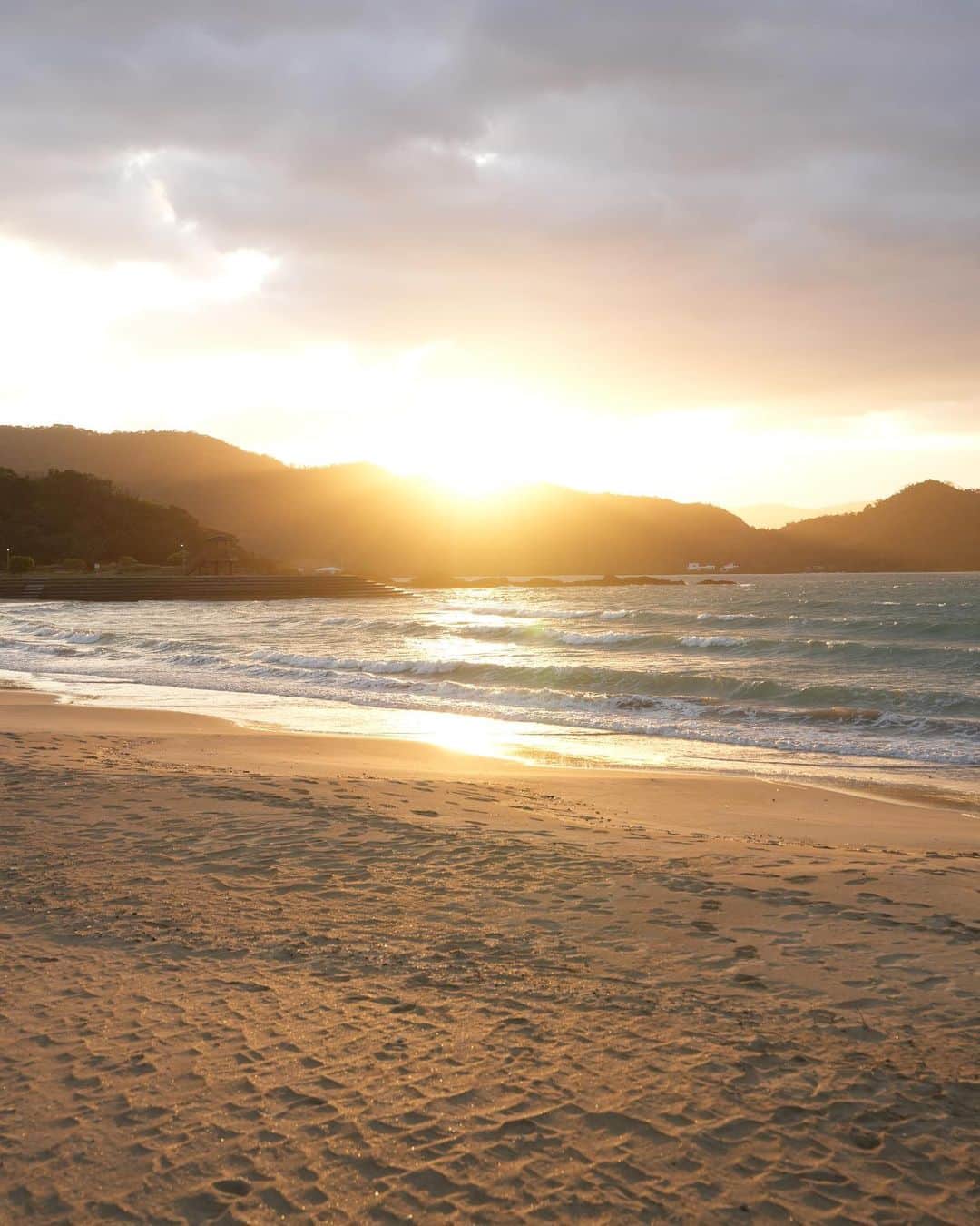 矢野未希子さんのインスタグラム写真 - (矢野未希子Instagram)「奄美大島の沢山の思い出達💫  1.夕日をみにビーチへ。 砂浜が夕日に照らされて金色だった✨  2.3ビーチをひたすら散歩。 素敵な珊瑚を見つけたり、 可愛くて胸キュン✨ 自然が創り出す形は美しい！  4.奄美で有名なミキ。 初めて飲んだけど甘くて美味しく、豆乳割りが私は好き。 東京の家と実家にも送りました。  5.実穂ちゃんのお誕生日を奄美でお祝い。 お店の方と一緒にハッピーバースデーソングを 歌ったのはとても楽しい思い出🫶🏼  6.ホテルで思い思いに過ごしてる時に、 実穂ちゃんがとってくれた1枚。 私はお出かけ前でメイクしているところ✨ ガラス越しのツーショットってなんか可愛い📷  7.黒糖づくり見学に✨ さとうきびのいい香りに包まれて朝から幸せ。 作っている現場を見ていただくと 美味しさ倍増です🙏🏼  8.空港までの帰り道海沿いに車を停めて。 奄美の空気を最後まで体に取り入れるように深呼吸。 ありがとう、奄美✨」3月11日 15時17分 - mikko1104