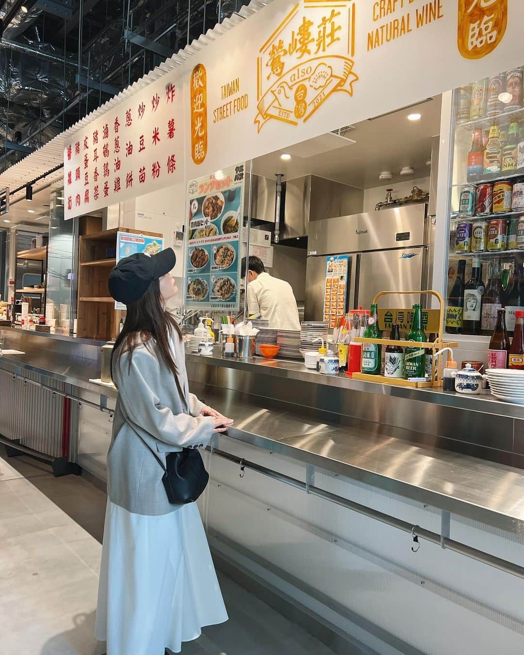 田中里奈さんのインスタグラム写真 - (田中里奈Instagram)「昨日から東京駅の向かいにグランドオープンした東京ミッドタウン八重洲。 先日一足お先に、2階にできたヤエスパブリックへ！  お隣の東京駅を眺めつつ、台湾ご飯を食べて、食後のラテでまったり。 最後はまさかのまさか、ひみつ堂のかき氷でシメ！（かき氷屋さんはバトン形式で、最初はひみつ堂からスタート🍧） お昼に来たのに、気付いたら日が暮れそうな時間に…！  ヤエスパブリックは、人と場所、文化が重なる新しい八重洲の公共スペース。 お食事エリア、立ち飲みエリア、物販や休憩エリアで構成されてて、割と広くてぐるりと一周するだけで楽しい空間。 食事する人、仕事する人、まったりする人… 既に色んな人が思い思いに過ごしてたよ♡ 共有テーブルゾーンには電源もあってありがたい✨  私が東京駅に初めて来たのは、高校生の頃、友達に会いに夜行バスに乗って来た時かなぁ。 あの頃ってこのあたりに何かあるイメージも知識もなくて、帰りのバスの時間までファーストフードのお店で時間潰したんだっけ。 これからは、東京駅で時間がある時はここで過ごすのがいいかも〜！（混みすぎないことを願う🙏）  ミッドタウン八重洲、他にも気になる店舗がいくつか入ってて、贈り物を選ぶのにも良さそうだったな。 あと上のご飯屋さんフロアも気になる！！！ こうやって少しずつ脳内の世界地図が改変されていくのは嬉しいことだ🗺✍️  #ヤエスパブリック #ヤエパブ #東京ミッドタウン八重洲  #東京駅 #たなか旅メモ #yaesuad #服はタグ付けしてます」3月11日 17時49分 - tanakaofficial