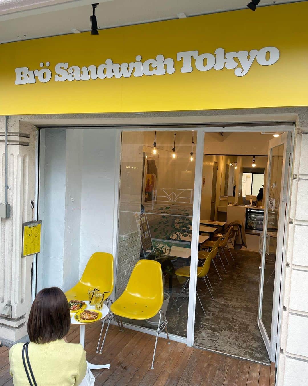 まゆぴちゅーさんのインスタグラム写真 - (まゆぴちゅーInstagram)「美味しいサンドイッチ屋さん🥪❤️  代官山に新しくできた @bro_sandwich_tokyo さん⭐️！  ここがめちゃくちゃ美味しくて🥺💓💓  ・ガーリックシュリンプサンド ¥1,400 ・バーニャカウダサンド ¥1,200  を頼んで私はガーリックシュリンプサンド だったんだけど、パンの味も中の具の味も ど！た！い！ぷ！すぎて感動だった😭❤️❤️  お店も黄色な感じで可愛くて💛💛💛 ここ行った時寒かったから厚着してたけど 今の時期からはパステル系の服とか カジュアル系の服着てテラスで食べるのも おしゃだしかわいいとおもった🙈❤︎♪  そしてここは、 なんせ店員さんがみーんないい人すぎて🥲✨✨  めちゃ好きになりました、ここ（笑）  また行きたいし、おすすめです👶🏻🫶🏻💓 . . 🏷 @bro_sandwich_tokyo  📍東京都渋谷区代官山町13-8 ⏰10:00〜20:00(パン無くなり次第終了) 🚃代官山駅　徒歩4分 . . . #brosandwichtokyo #サンドイッチ専門店 #サンドイッチ #サンドイッチ部 #代官山カフェ #代官山ランチ #代官山グルメ #渋谷カフェ #渋谷ランチ #渋谷グルメ #テラスランチ #パンスタグラム」3月11日 17時53分 - mayu_03pichu