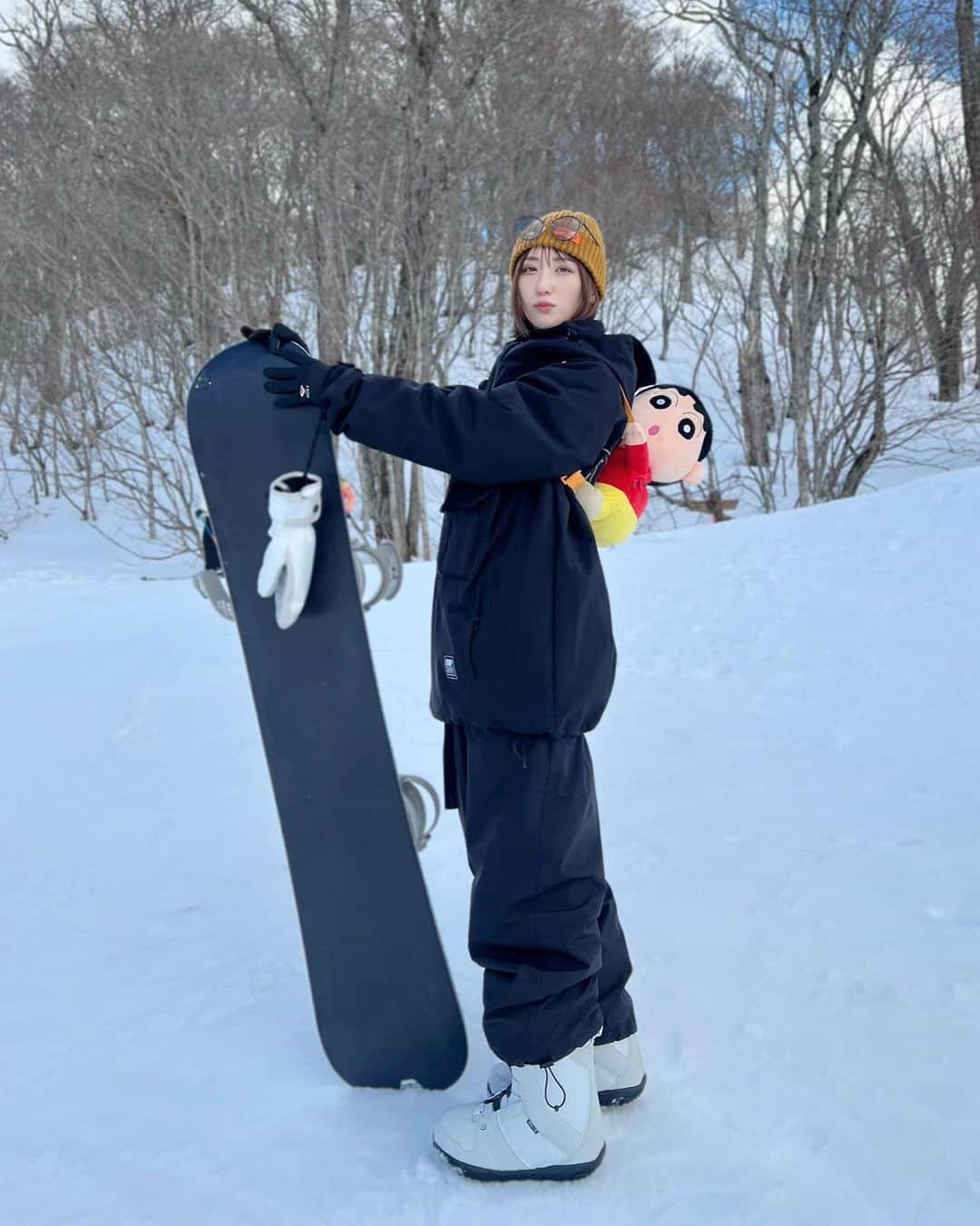 伊藤愛真さんのインスタグラム写真 - (伊藤愛真Instagram)「ままとスノボ行ってきた🤍 5枚目ままなんだけど、えますぎない？笑 . ままはこのはできるようになってたすごい☺️春スノボたのしむ〜！ 次もしんちゃんつけてこっと😂 . . . .  #スノボ女子#スノボ#スノボコーデ#スノーボード#スノーボード女子#スノーボードウェア#スノボウェア#snowboardwear#snowboarding#snowboard#ootd#스노보드#스노보드복#스키복#たんばらスキーパーク」3月11日 19時12分 - __emagram