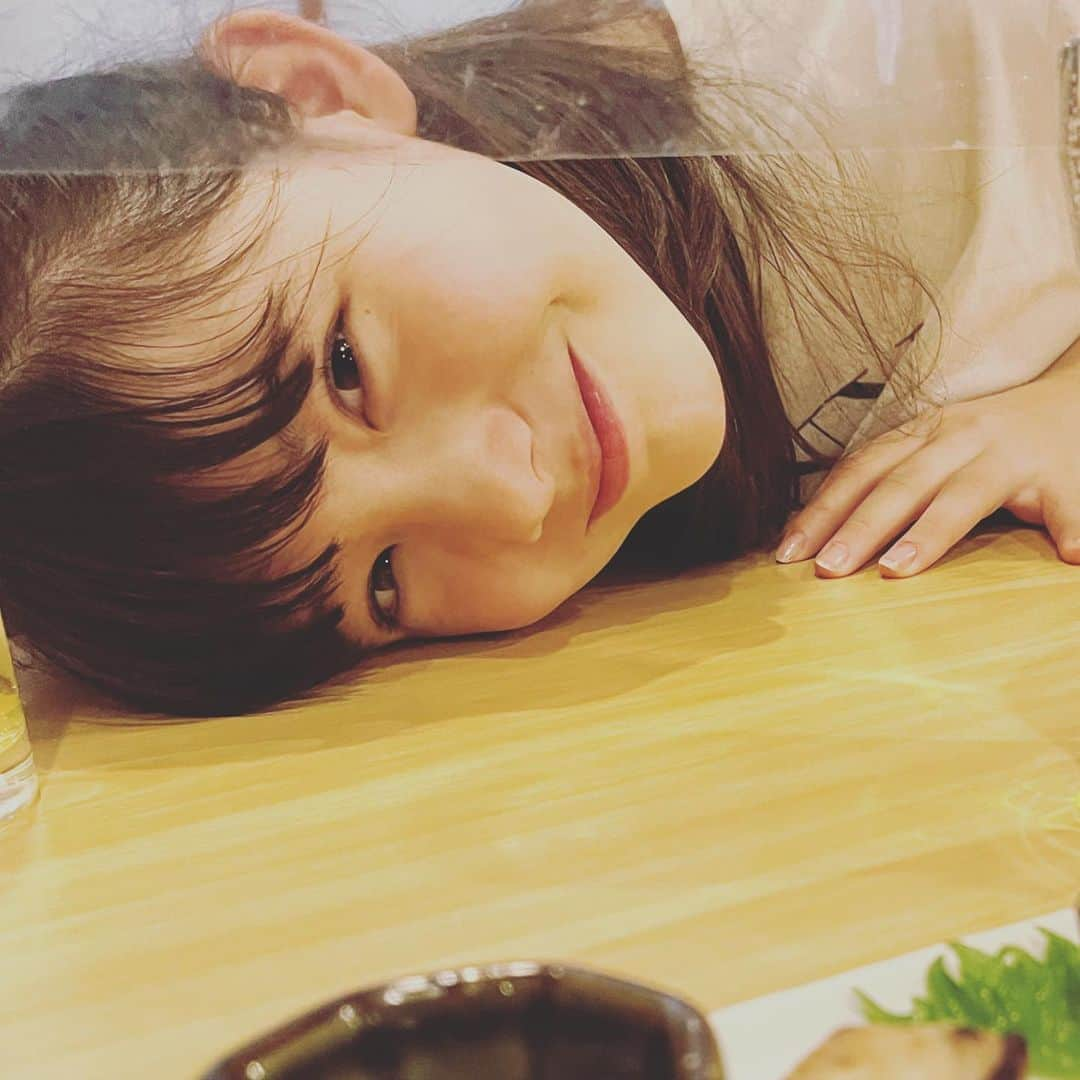 松尾そのまさんのインスタグラム写真 - (松尾そのまInstagram)「ハロー！  机のパーティションからハロー！  居酒屋の雰囲気が好き🫶  先月、初めて連れてってもらったお店 知らんおっちゃん達の会話が面白くて、 店員のおねえさんも面白くて🤣　  居酒屋にいる人って みんなHAPPYでご機嫌✨  色んな出会いが楽しい〜  出会いは大切に✨ 友達も大切に✨ 自分も大切に✨ 自分らしく✨  2枚目は、 ジャスミン茶で満足な私  #家族 #ファミリータイム　#外食 #出会い #居酒屋 #ジャスミン茶 #お茶好き   #松尾そのま #12歳 #avex #エイベックス #キッズモデル #インスタキッズ #てれび戦士 #天才てれびくんhello #天てれ #nhk #eテレ」3月11日 21時27分 - sonopy526