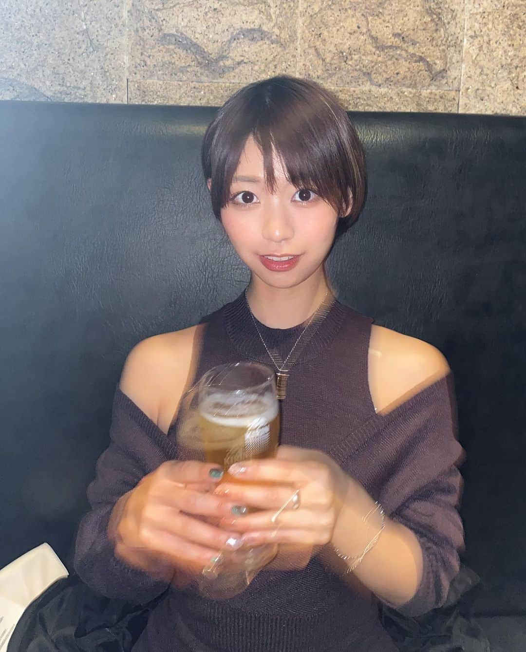 小坂田純奈さんのインスタグラム写真 - (小坂田純奈Instagram)「至福の一杯ッッ！！👼🏻🍺2枚目の不意打ちおもろい(笑) みんな今日もお疲れ様☺️  この前、四谷一丁目にある焼肉屋さん( @tsuruchoshinjukuyotsuyaten )に行ってきた❤️‍🔥 焼肉懐石のコースをいただいたんだけど、 もうね、肉がレベチで美味いのよ！(笑) 今まで食べたお肉の中で一番美味しかったんじゃないかってくらい美味すぎた…！ 口の中でとろけるんだけど、肉の旨みがこれでもかってくらいあるの！！ ホルモンも噛みきれないから苦手で普段食べれないんだけど、 ここのホルモンはコリコリしてて噛み切れるし、味付けもめちゃ美味しくて食べれた！！  店内はカーテンで仕切れる半個室で、 お肉は注文が入ってから、店長が切って提供するらしい…！ しかも、こだわり抜いたお肉を厳選して使ってるみたいで、 そんな特選肉を満足できるまでいただけるお肉のコースが、税込8800円ていう神設定🥹  芸能人もお忍びで行くくらいのお店らしい… まじで絶対また行きたいし、美味しい焼肉屋さんどこって訊かれたら次から絶対に鶴兆って答える😂  おすすめのお店また一つ増えた嬉しい☺️❤️‍🔥  PR @tsuruchoshinjukuyotsuyaten #四谷三丁目焼肉 #四谷グルメ #四谷三丁目グルメ #焼肉懐石 #鶴兆新宿四谷店 #四谷焼肉 #四谷ディナー #新宿ディナー #焼肉ディナー #お酒好き女子 #酒好き女子 #グルメ女子 #食べスタグラム」3月11日 21時30分 - official_junata