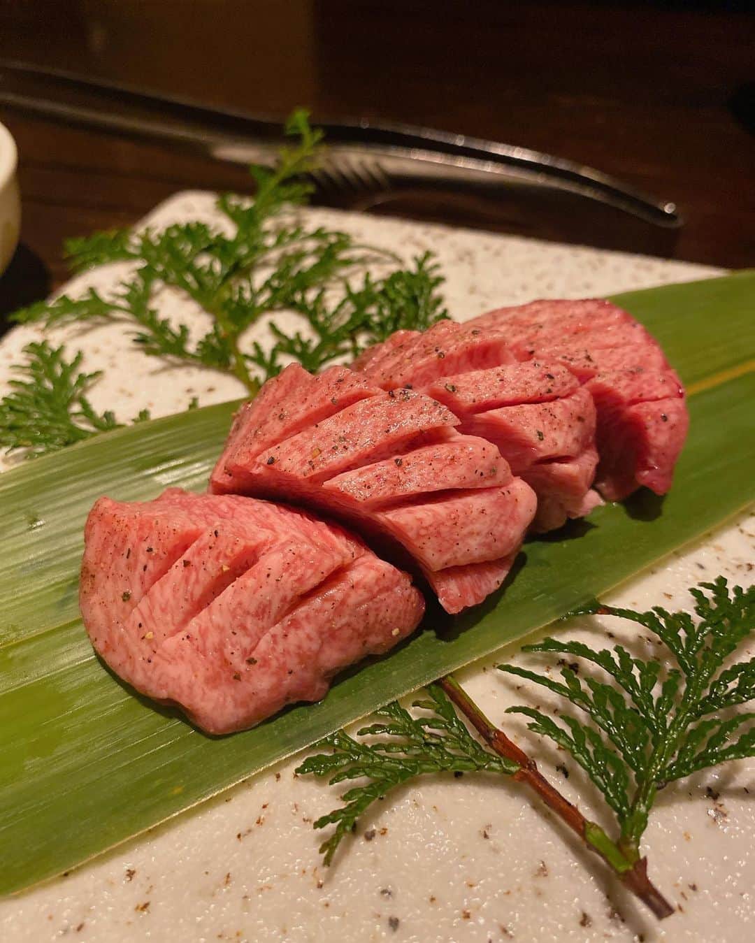 小坂田純奈さんのインスタグラム写真 - (小坂田純奈Instagram)「至福の一杯ッッ！！👼🏻🍺2枚目の不意打ちおもろい(笑) みんな今日もお疲れ様☺️  この前、四谷一丁目にある焼肉屋さん( @tsuruchoshinjukuyotsuyaten )に行ってきた❤️‍🔥 焼肉懐石のコースをいただいたんだけど、 もうね、肉がレベチで美味いのよ！(笑) 今まで食べたお肉の中で一番美味しかったんじゃないかってくらい美味すぎた…！ 口の中でとろけるんだけど、肉の旨みがこれでもかってくらいあるの！！ ホルモンも噛みきれないから苦手で普段食べれないんだけど、 ここのホルモンはコリコリしてて噛み切れるし、味付けもめちゃ美味しくて食べれた！！  店内はカーテンで仕切れる半個室で、 お肉は注文が入ってから、店長が切って提供するらしい…！ しかも、こだわり抜いたお肉を厳選して使ってるみたいで、 そんな特選肉を満足できるまでいただけるお肉のコースが、税込8800円ていう神設定🥹  芸能人もお忍びで行くくらいのお店らしい… まじで絶対また行きたいし、美味しい焼肉屋さんどこって訊かれたら次から絶対に鶴兆って答える😂  おすすめのお店また一つ増えた嬉しい☺️❤️‍🔥  PR @tsuruchoshinjukuyotsuyaten #四谷三丁目焼肉 #四谷グルメ #四谷三丁目グルメ #焼肉懐石 #鶴兆新宿四谷店 #四谷焼肉 #四谷ディナー #新宿ディナー #焼肉ディナー #お酒好き女子 #酒好き女子 #グルメ女子 #食べスタグラム」3月11日 21時30分 - official_junata