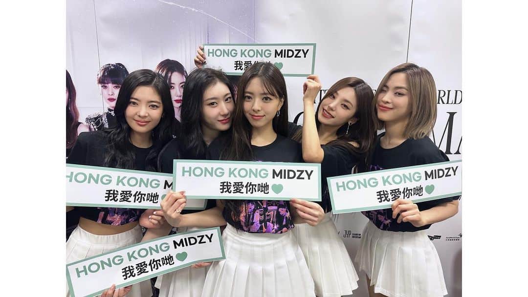 ITZYさんのインスタグラム写真 - (ITZYInstagram)「ITZY THE 1ST WORLD TOUR <CHECKMATE> in #HONGKONG DAY 1  HONG KONG MIDZY 我愛你哋❤  #ITZY #MIDZY @itzy.all.in.us  #ITZY_WORLD_TOUR ✈」3月11日 22時59分 - itzy.all.in.us