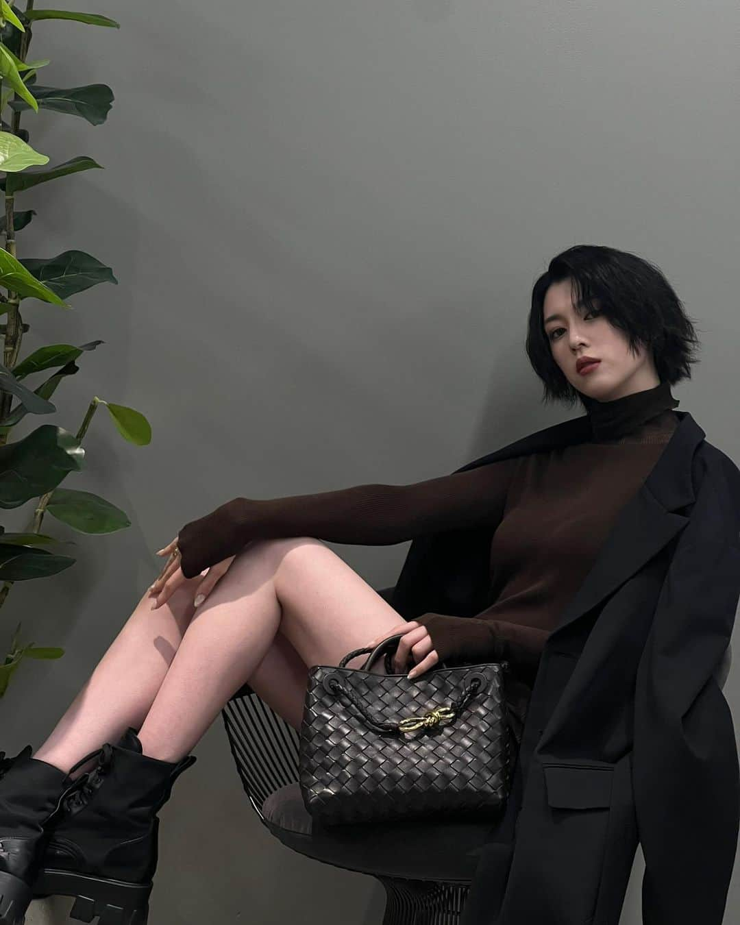 三吉彩花さんのインスタグラム写真 - (三吉彩花Instagram)「-BOTTEGA VENETA-  The new icon bag “Andiamo” .   アイコニックなバッグがブラッシュアップされ より一層エレガントになり登場。  今まではブラックに惹かれていた私も 今回の色使いやディテールは品があって 素晴らしく好きなデザイン。  絶妙なダークブラウンがコーディネートを 更にエレガントにクールに決めてくれること 間違いなし🌿  #bottegaveneta  #andiamo」3月12日 0時04分 - miyoshi.aa