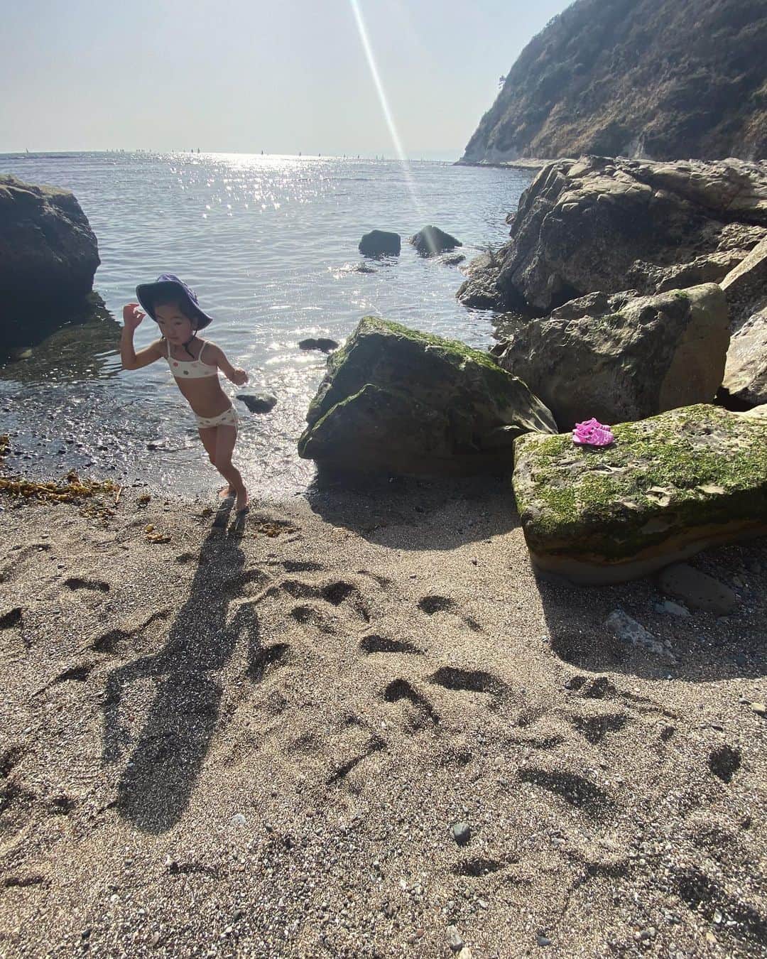 堀舞紀さんのインスタグラム写真 - (堀舞紀Instagram)「🧢  📍 @surferszushi   ฤดูร้อนมา❤️‍🔥  👖👚⛑〜  i'm ready for♡♡♡  🤭  #ビーチコーミング  が趣味の娘。  と砂と水浴びるのが 趣味の息子。  黒すぎて良く見えない旦那。  バラバラの性格ですが、 全員に唯一共通するのが "海が好き" それ一つですが どーやらそれだけが 重要のようです…  みんなが元気で海が綺麗なら それでいいよね！  っていう  気持ちで過ごした1日でした🫶🏾  LOVE❤️  2023.3.11  #beachlife  #母親服装 #getsunshine 🌞〜」3月12日 10時21分 - mainohori