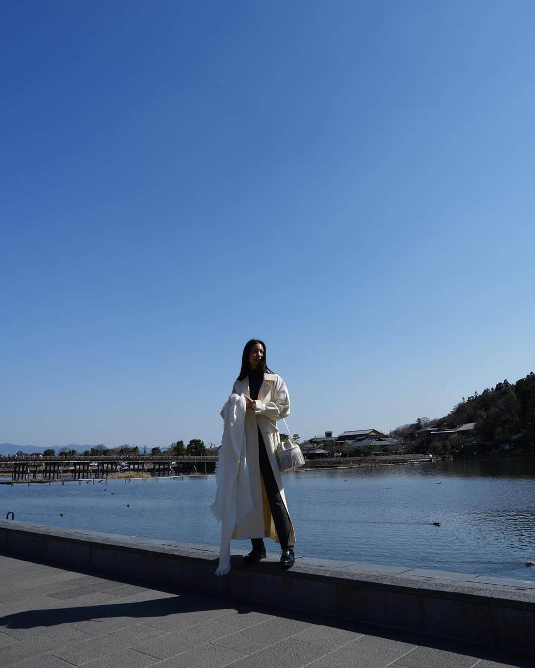 矢野未希子さんのインスタグラム写真 - (矢野未希子Instagram)「. 奄美大島→京都✈️  雲一つない快晴💫 いつも京都に行く時は夫の実家に泊らせていただくので、 たまには気分を変え旅館に泊まろうとなり京都で一泊🍵 YouTubeも撮ったのでまたアップしますね✨ 翌日は京都食べ歩き。 帰りに木屋町 蘭の小巻きを手土産に夫の実家へ🍣  みんな喜んでくれてワイワイ夕食🍵 7枚目はおとんと小巻きとビール🍺😂」3月12日 12時59分 - mikko1104