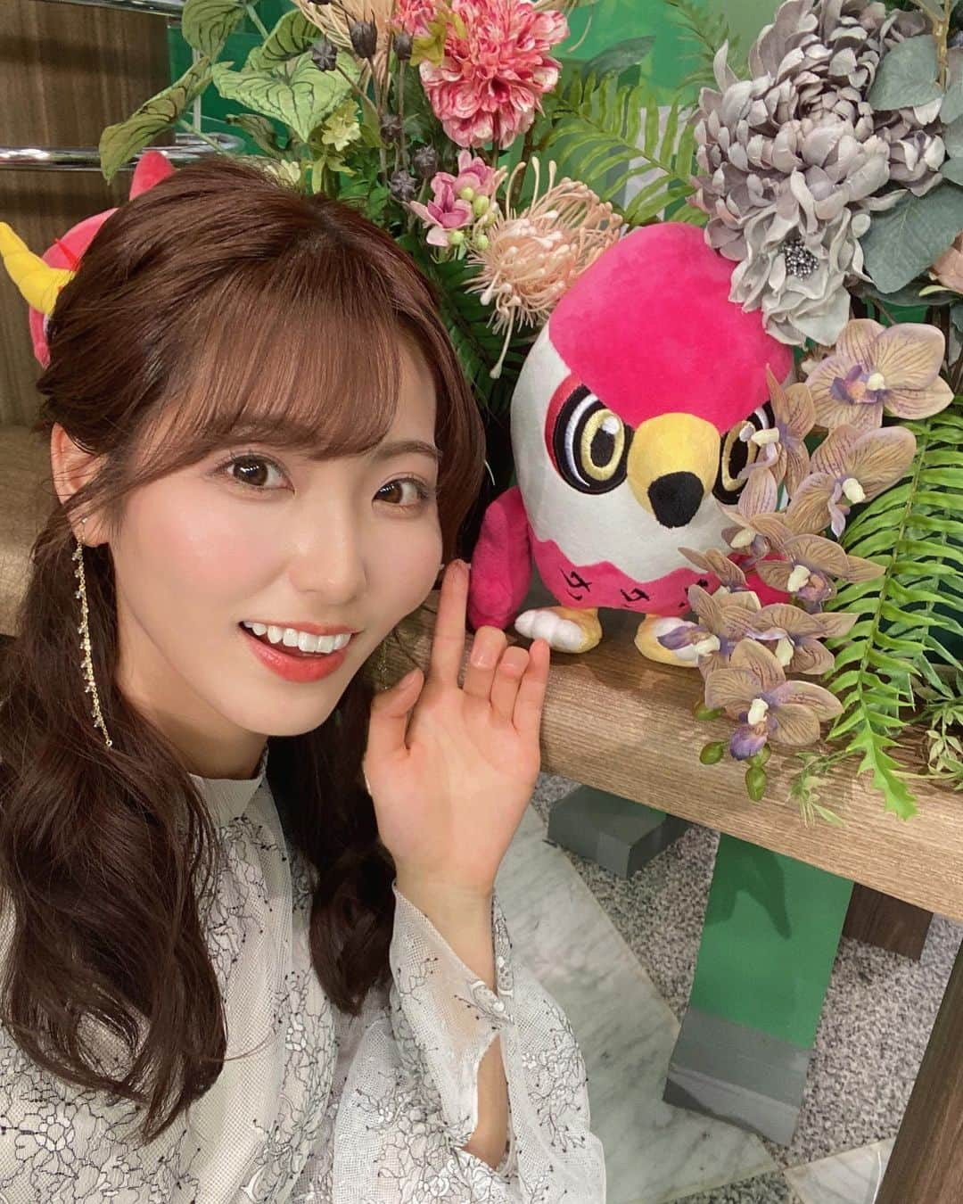 山下七子さんのインスタグラム写真 - (山下七子Instagram)「こんにちは🦜🌱 皆さんどんな日曜日をお過ごしですか〜？？  私はコーヒーを飲んでクッキーを食べてのんびり過ごしています♪後から緑茶も飲もーっと🍵🍵  毎日13時45分からKBCで放送されている地元応援Live Wish＋に事務所の先輩ブルーリバーの川原さんの代打で出演させて頂きました✨✨ぬんっ！ スタジオ出演はありがたいことに3回目ということで今回は楽しみながら生放送に挑むことが出来ました☺️✨  そしてゲストにはナオト・インティライミさんにお越し頂きました🎤🎶明るくて太陽のような方で場の雰囲気がぱっと明るくなりました☀️☀️ 私の間違いにも優しくフォローして下さって、、、、🥲 本当にありがとうございました🥲✨✨✨ ８月には盛り上がる熱いライブを福岡サンパレスで開催されるそうなので是非チェックしてみて下さい👀🔥  今週のふるさとwishは柳川市✨ポスター撮影に行かせて頂いた際に気になっていた「やながわ有明海水族館」の中継も見ることが出来て嬉しかったです🐟💫 @furusato_wish   メッセージをアイラブ山下にして下さるお優しいwish＋のスタッフさんの皆様いつもありがとうございます🥹 そして嬉しいメッセージを送って下さった皆様ありがとうございました🥹✨  推しのうぐうぃっしゅとも会えてとっても嬉しかったなーーー🦜🦜 また会おうね♡♡ @uguwish   #地元応援livewishplus #KBC#ふるさとwish#うぐうぃっしゅ #柳川市#福岡県#ナオトインティライミ さん#春コーデ#ワンピース#ハーフアップ」3月12日 13時52分 - yamashita_nanako