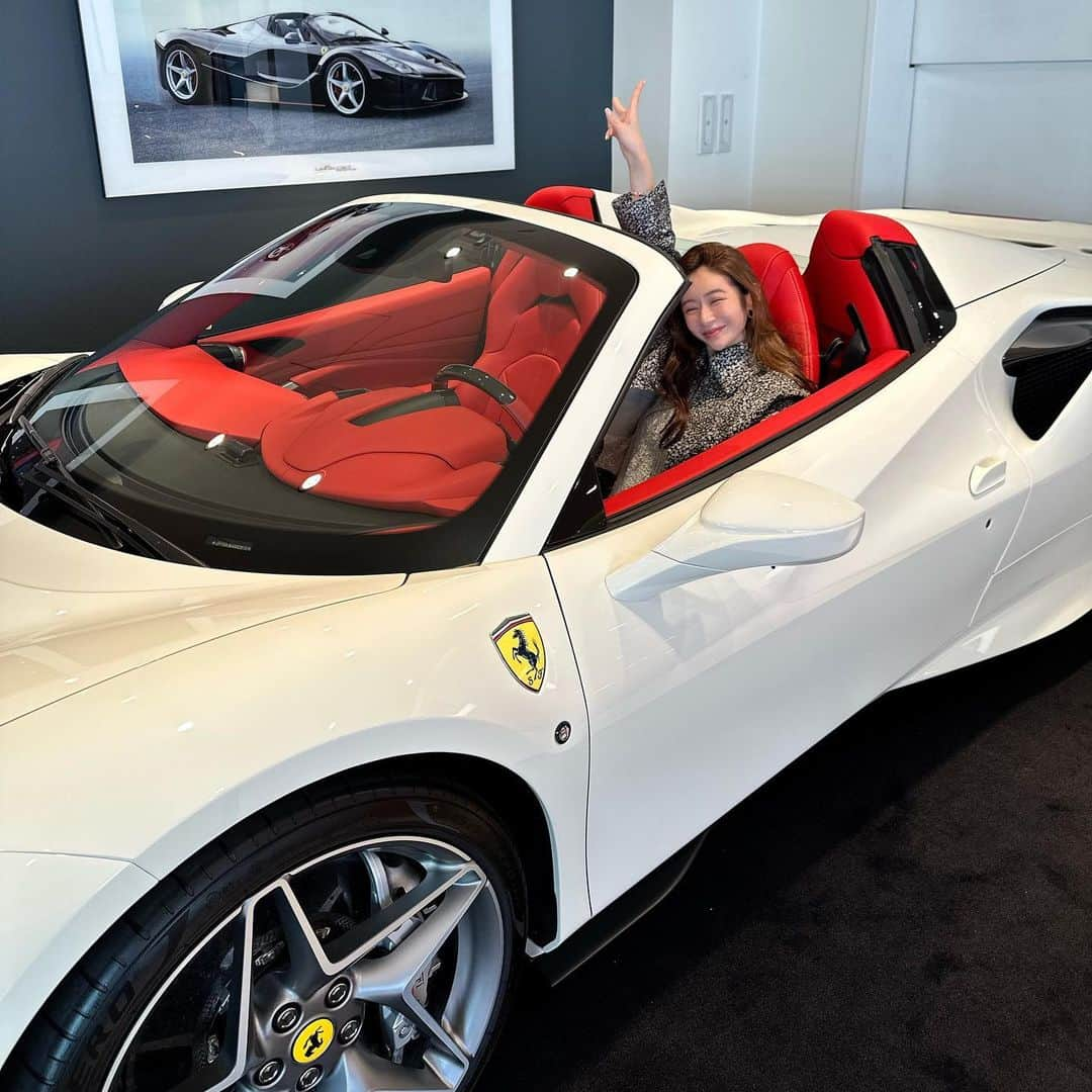 Reikaさんのインスタグラム写真 - (ReikaInstagram)「@ferrari #f8spider 納車❤️🐎 Dream combo of white and red interior   ずっと欲しかったf8！ 車好きな私にはたまらない1台 啓司パパもとても似合いそう🐎  まだ緊張して乗ってないのはここだけの話😂  さらに1個、目標達成✅ 仕事頑張る！  ご質問多いにゃんちゃんのお洋服は　@hm_kids のパウパトシリーズです  #ferrari #f8 #f8spider #フェラーリ」3月12日 15時00分 - reikamarianna