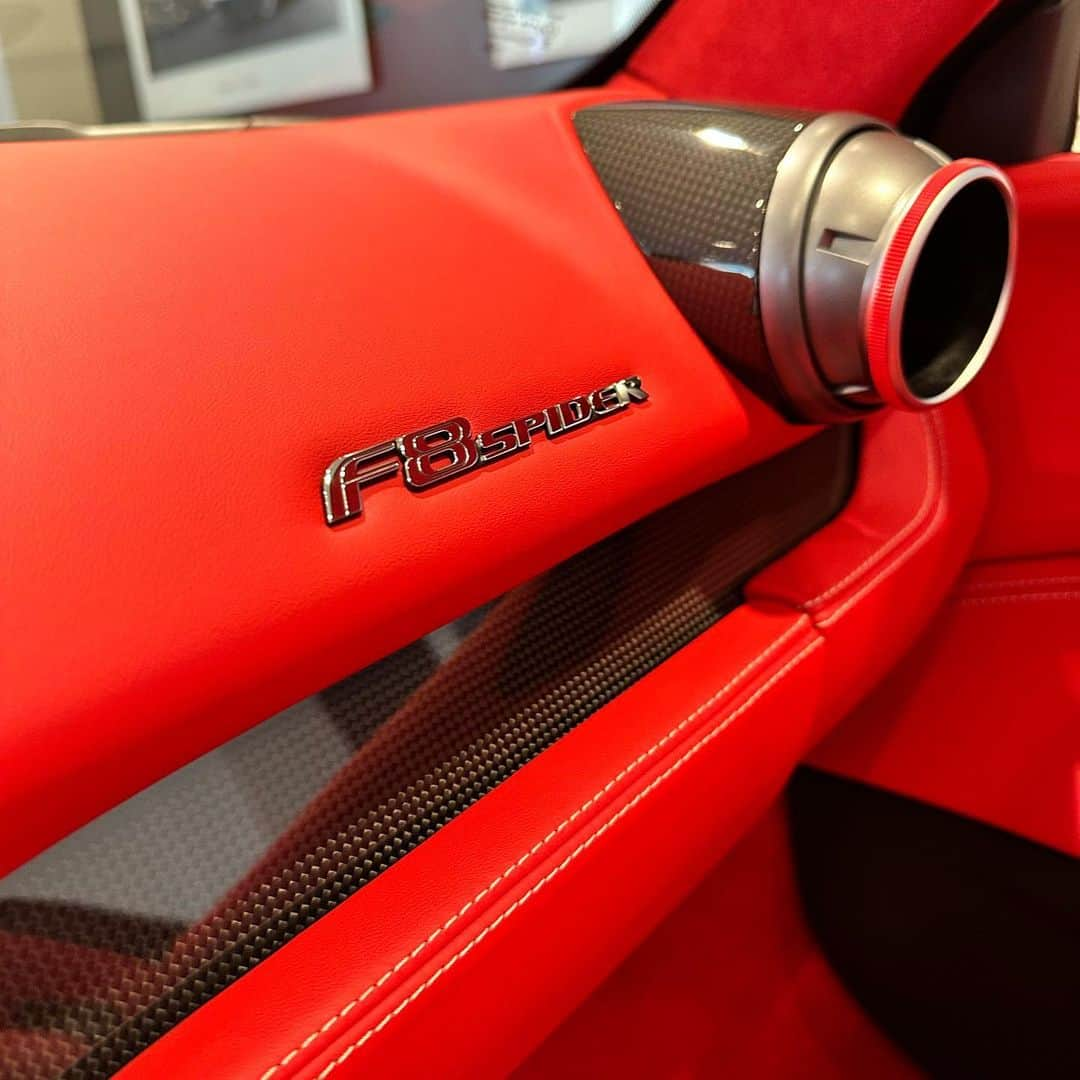 Reikaさんのインスタグラム写真 - (ReikaInstagram)「@ferrari #f8spider 納車❤️🐎 Dream combo of white and red interior   ずっと欲しかったf8！ 車好きな私にはたまらない1台 啓司パパもとても似合いそう🐎  まだ緊張して乗ってないのはここだけの話😂  さらに1個、目標達成✅ 仕事頑張る！  ご質問多いにゃんちゃんのお洋服は　@hm_kids のパウパトシリーズです  #ferrari #f8 #f8spider #フェラーリ」3月12日 15時00分 - reikamarianna